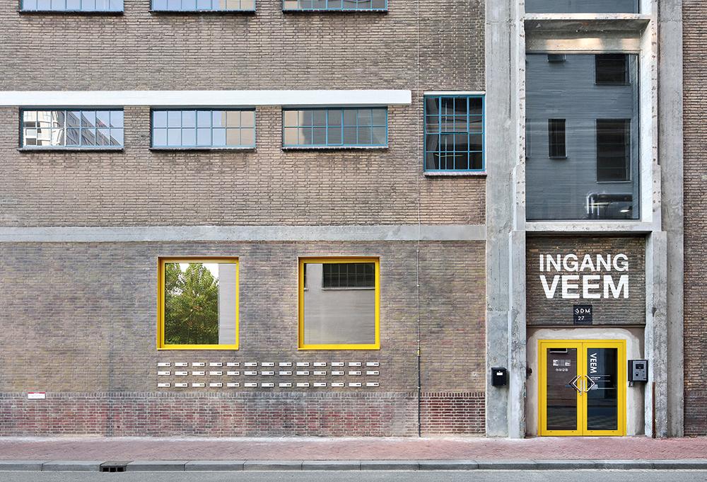 Der industrielle Charakter ist noch überall spürbar. Für die neuen Bauteile verwendeten die Architekten Ziegel und rauen Beton. Die gelbe Farbe entspricht dem Originalanstrich.
