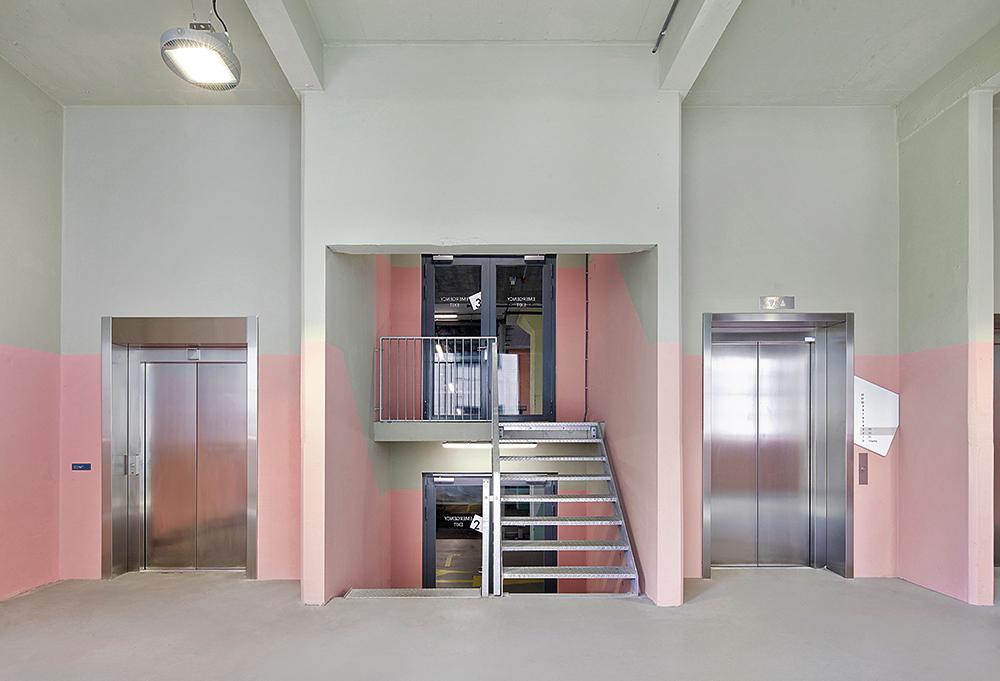 Die großzügige Lobby erschließt das Parkhaus zur Straße oder auf das Dach. Nach gründlicher Recherche wählten die Architekten die Farben aus der Originalpalette.