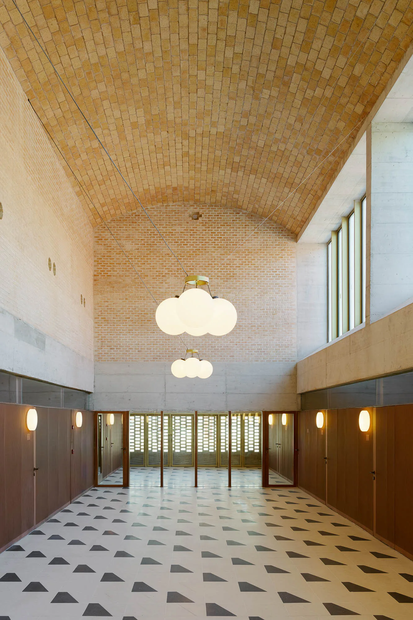 Im Inneren überrascht das viele Tageslicht in der zentralen Halle.