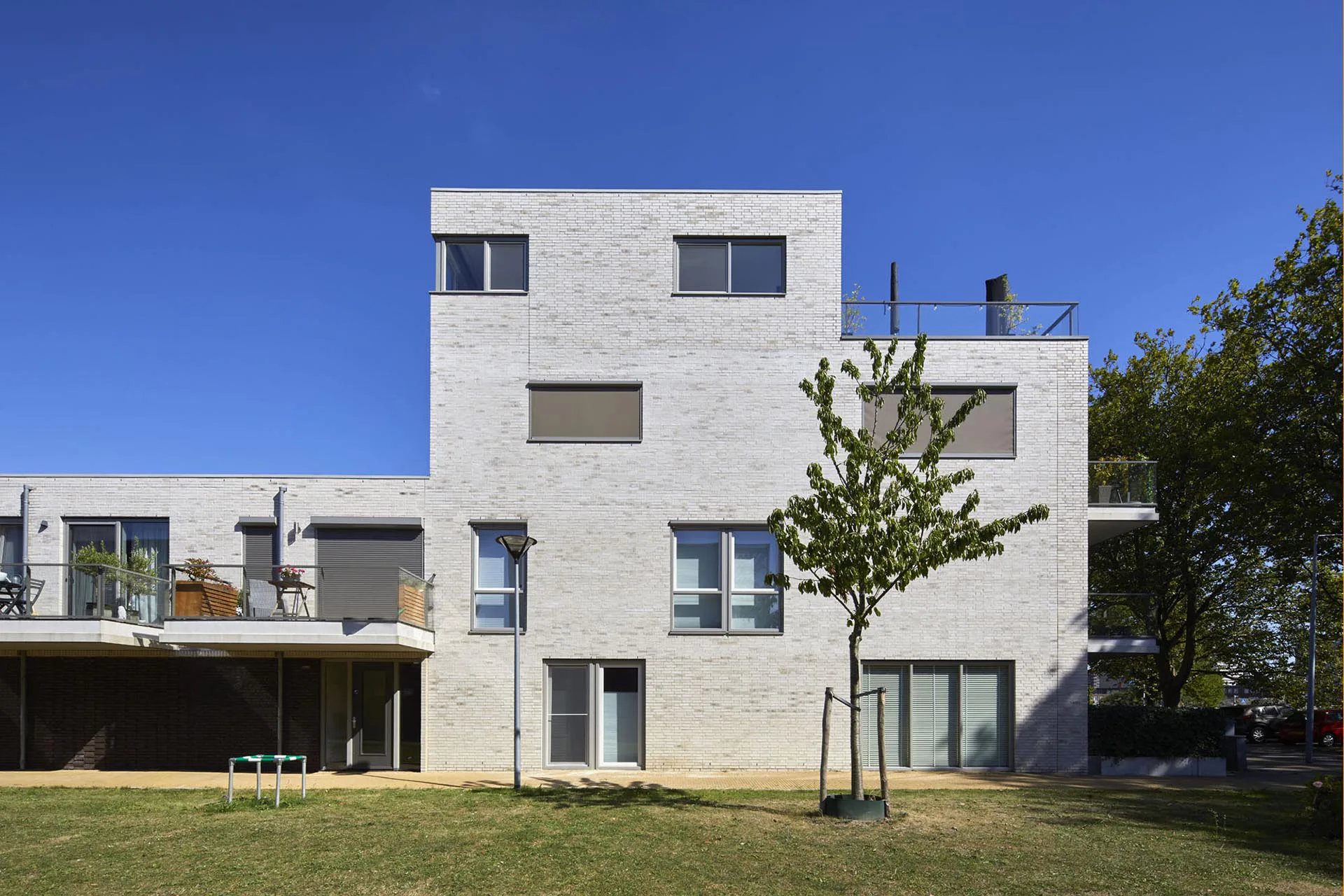 Die Architektur des ParkEntree erzeugt eine Atmosphäre, die zum entspannten Charakter des Senior-Smart-Living passt.