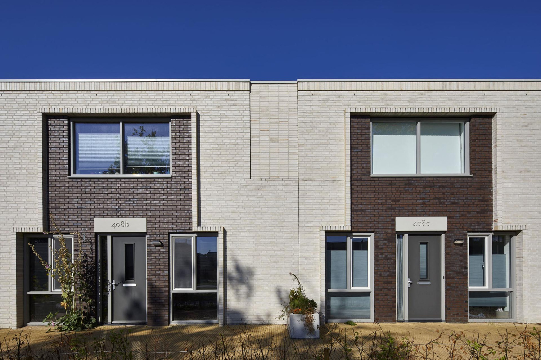 Eine Besonderheit des ParkEntree sind die Gesims-Partien, die bis zu 60 cm aus der Fassade herausragen. Diese verleihen der Fassade eine besondere Tiefe und strukturieren das Mauerwerk.