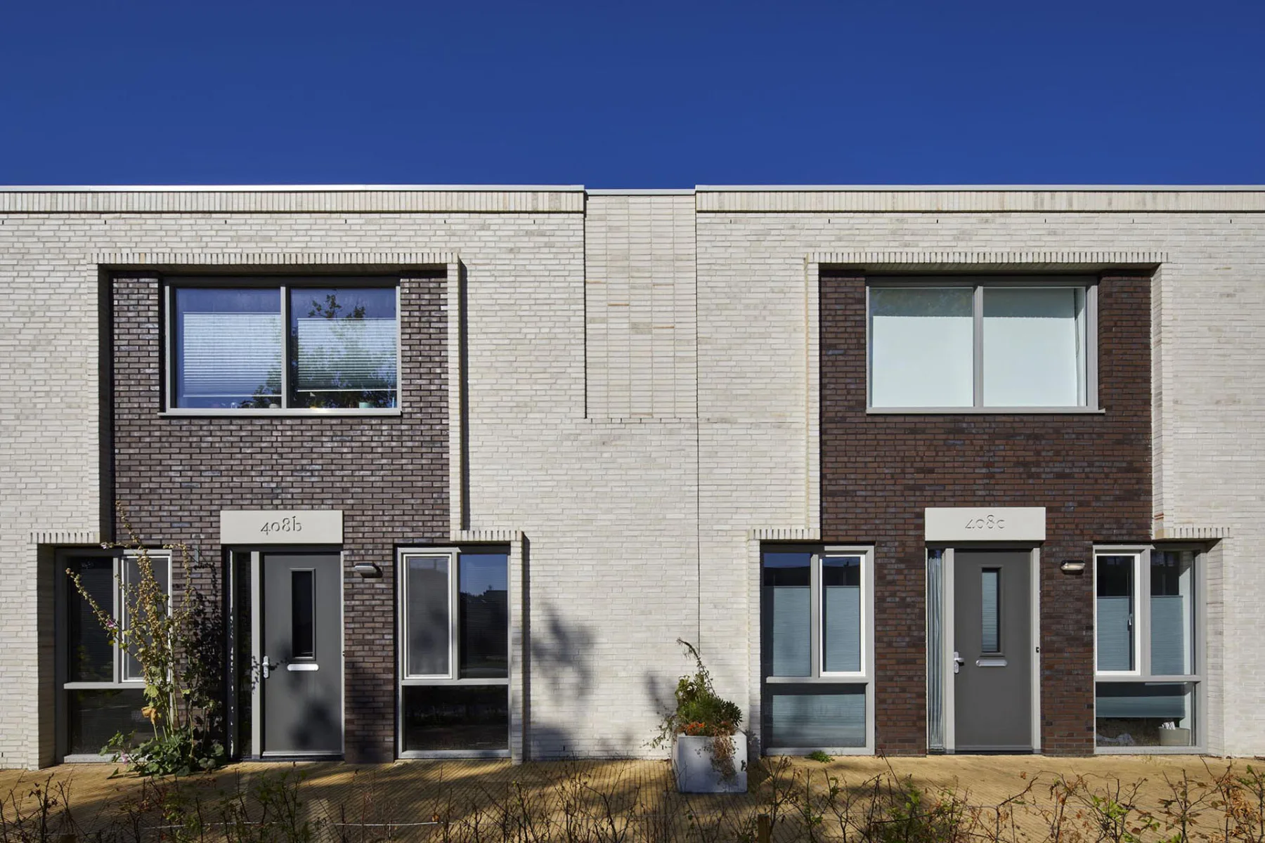 Eine Besonderheit des ParkEntree sind die Gesims-Partien, die bis zu 60 cm aus der Fassade herausragen. Diese verleihen der Fassade eine besondere Tiefe und strukturieren das Mauerwerk.