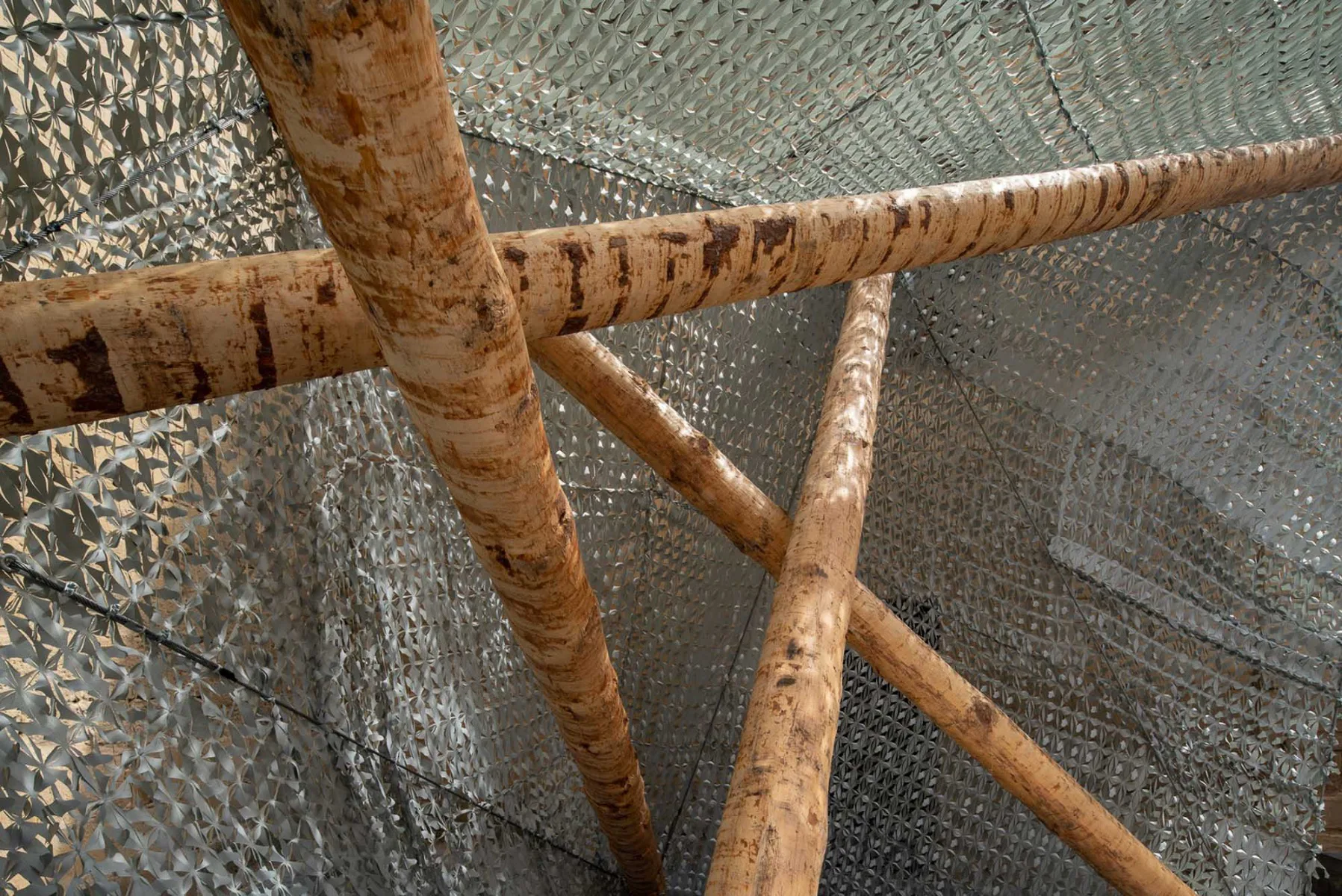 Die Ummantelung der Struktur besteht aus einem hellen, wasserdichten und recycelbaren Gewebe.