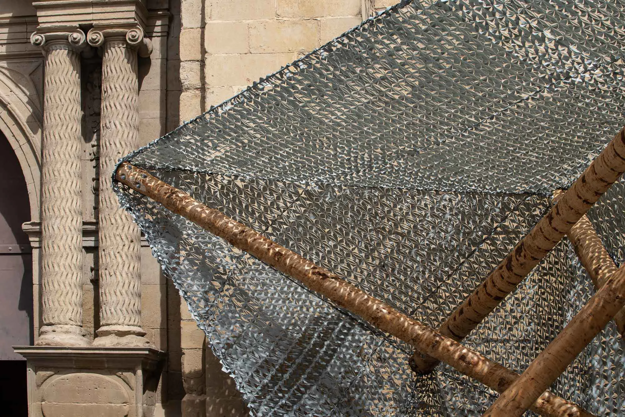 Der Tensegrity-Pavillon besteht aus Holzstämmen, Stahlverbindungen und einer textilen Ummantelung.