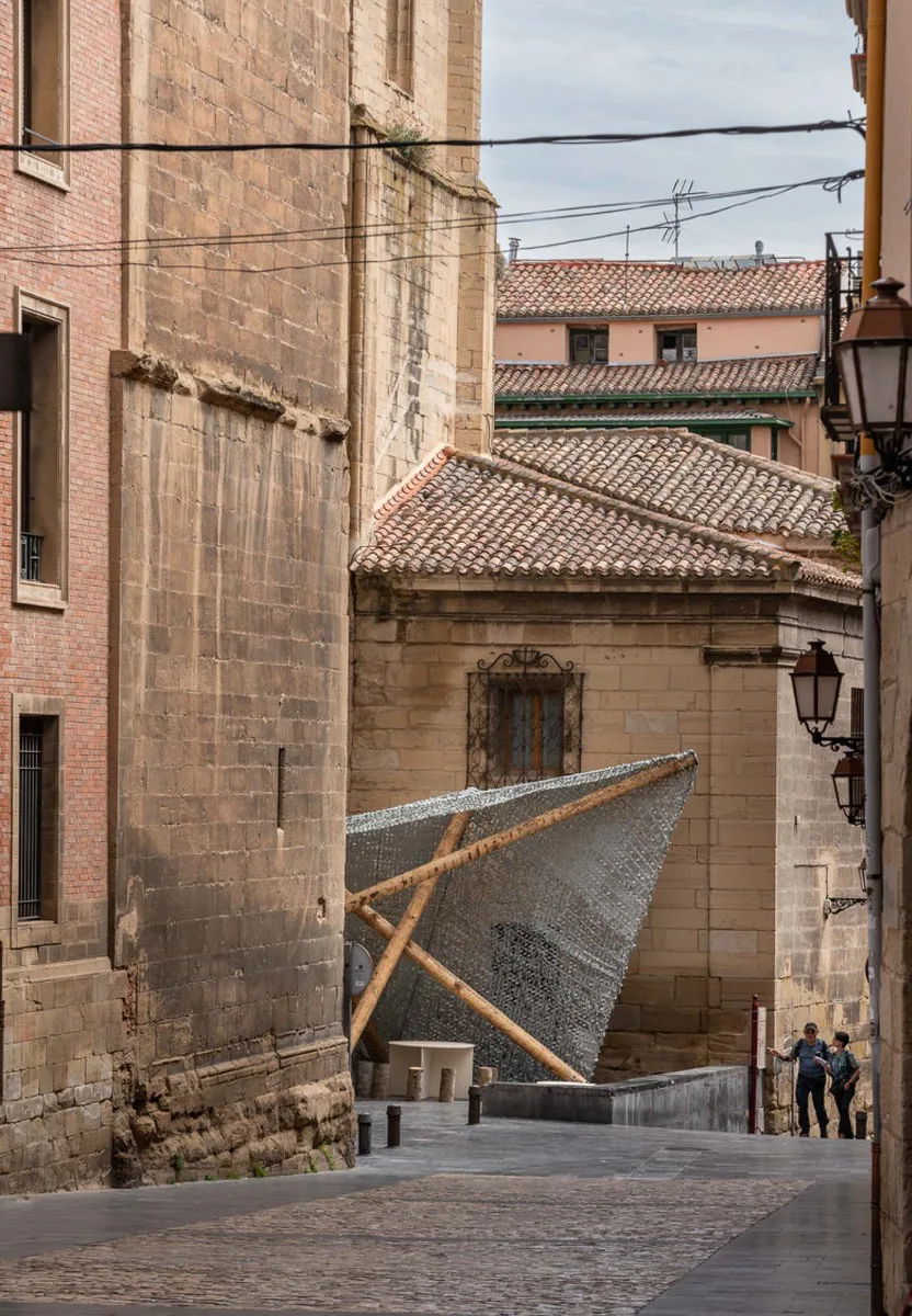 Die Struktur befindet sich auf einem kleinen Platz seitlich des Eingangs zur Iglesia de Santiago el Real an der Fußgängergasse Calle Barriocepo.
