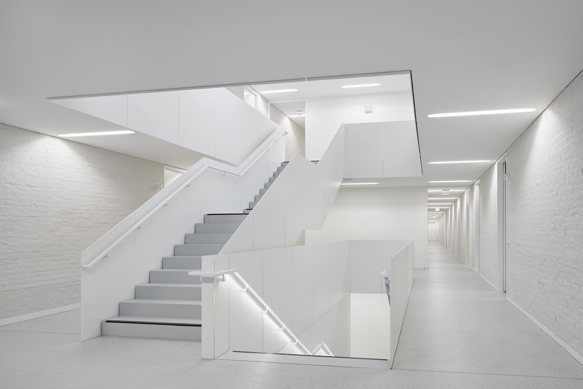Die Innenwände der Polizeiinspektion in Hösbach (Architektur: Bez + Kock Architekten) wurden als tragendes, bruchraues KS-Mauerwerk in Sichtqualität ausgeführt und geben dem Raum einen rauen, ungeschliffenen Charakter.