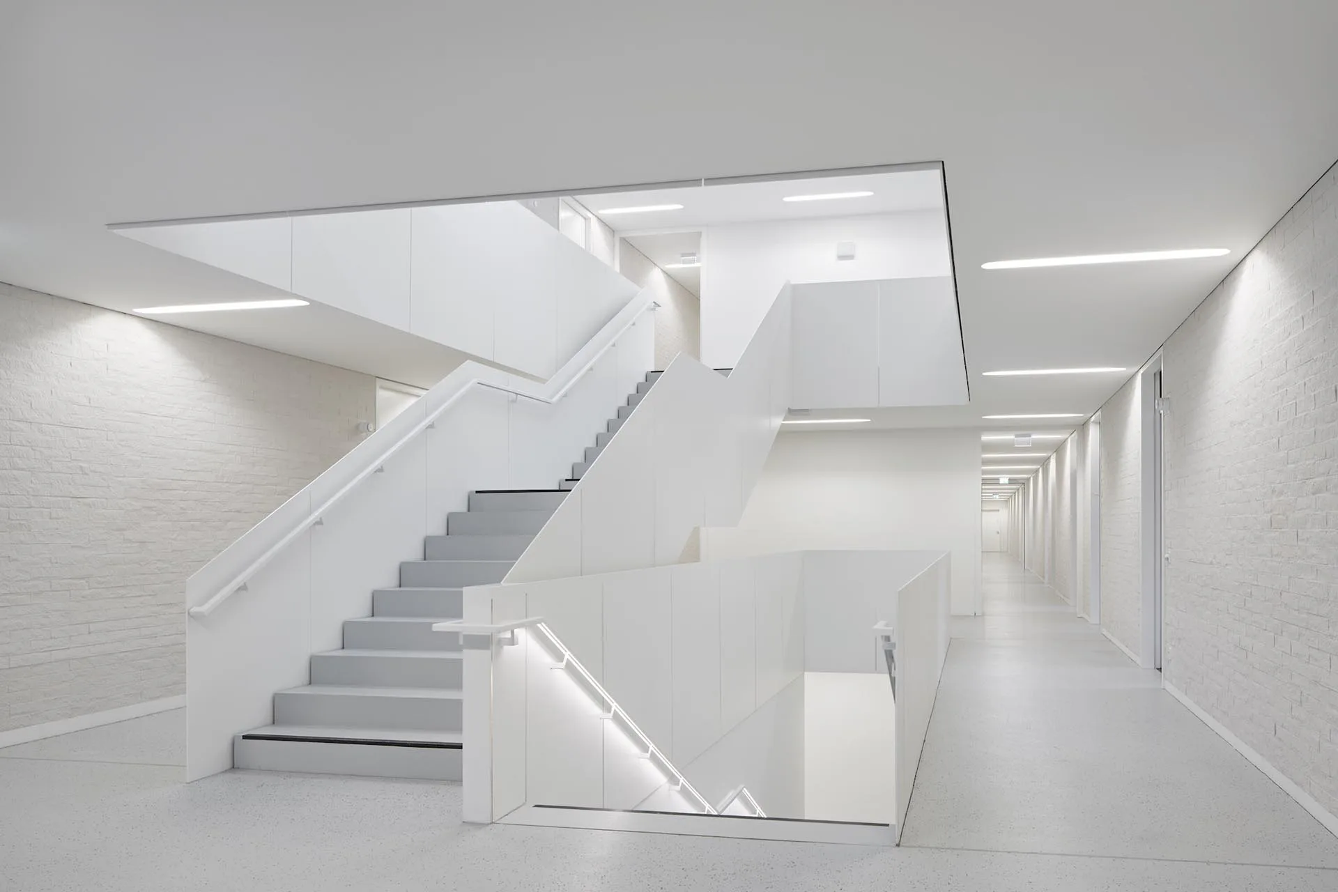 Die Innenwände der Polizeiinspektion in Hösbach (Architektur: Bez + Kock Architekten) wurden als tragendes, bruchraues KS-Mauerwerk in Sichtqualität ausgeführt und geben dem Raum einen rauen, ungeschliffenen Charakter.