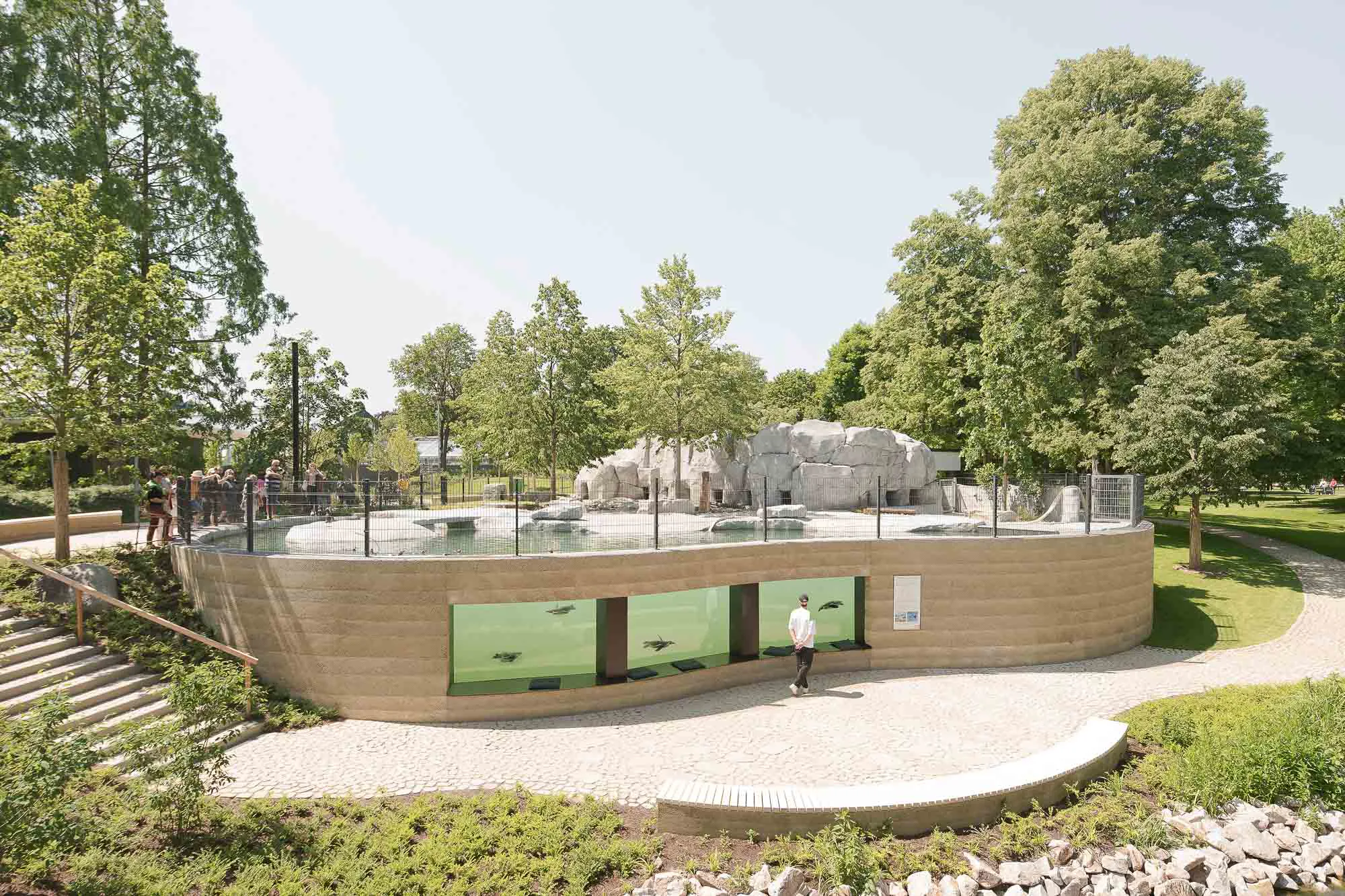 Auch der Pinguinpool im Norden der Anlage folgt der schwungvollen Formensprache. Stampfbeton, Granit und Kunstfelsen fassen das Wasserbecken ein.