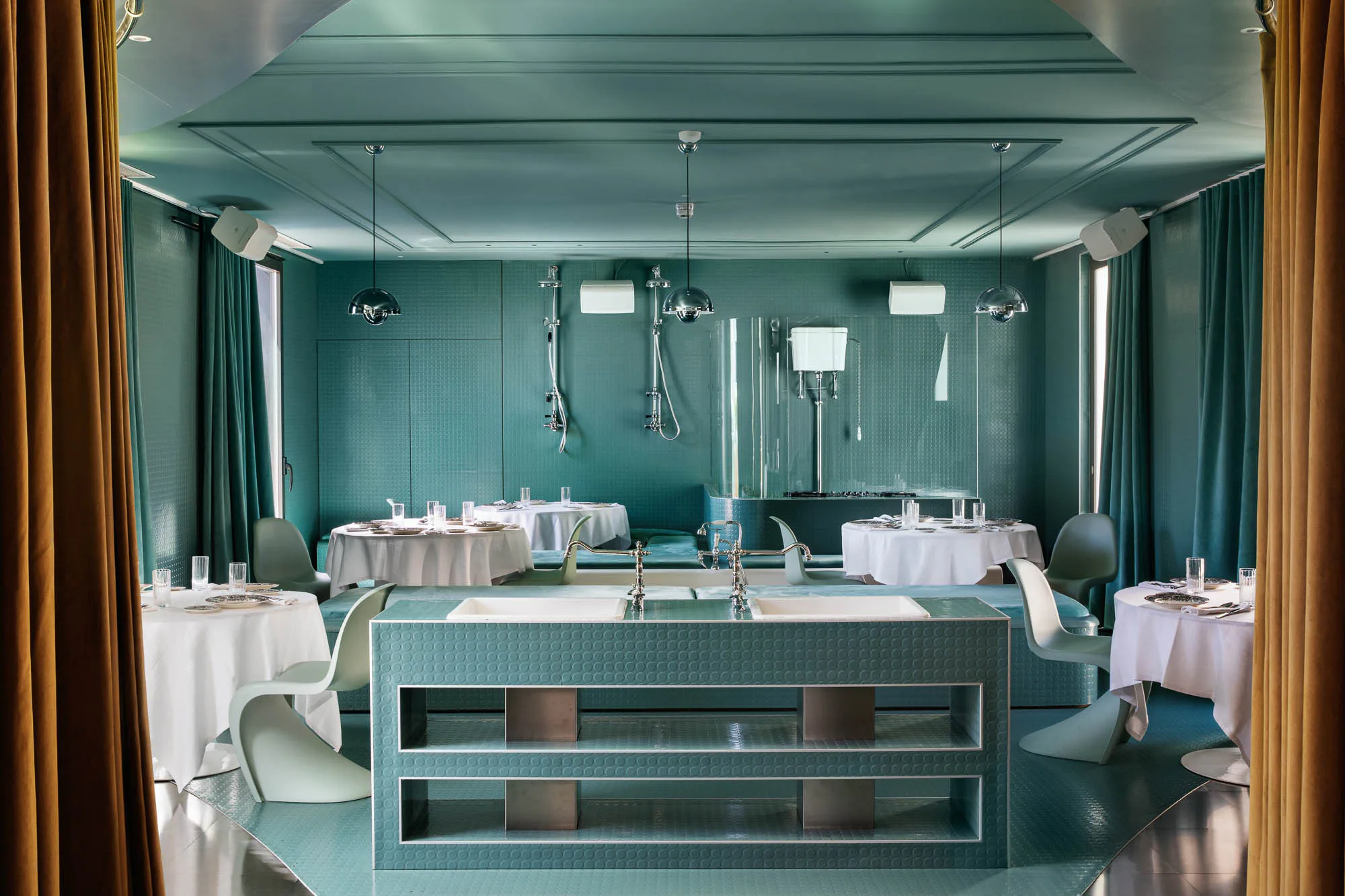 Badezimmer zwischen runden Tischen