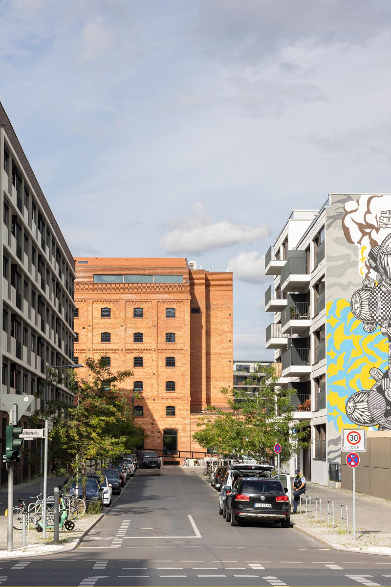 Die Hinzufügung eines neuen Dachgeschosses hat die Sichtbarkeit des sanierten Kornversuchsspeichers im Quartier wieder verstärkt. Zuvor lief er Gefahr, zwischen all den Neubauten optisch zu verschwinden.