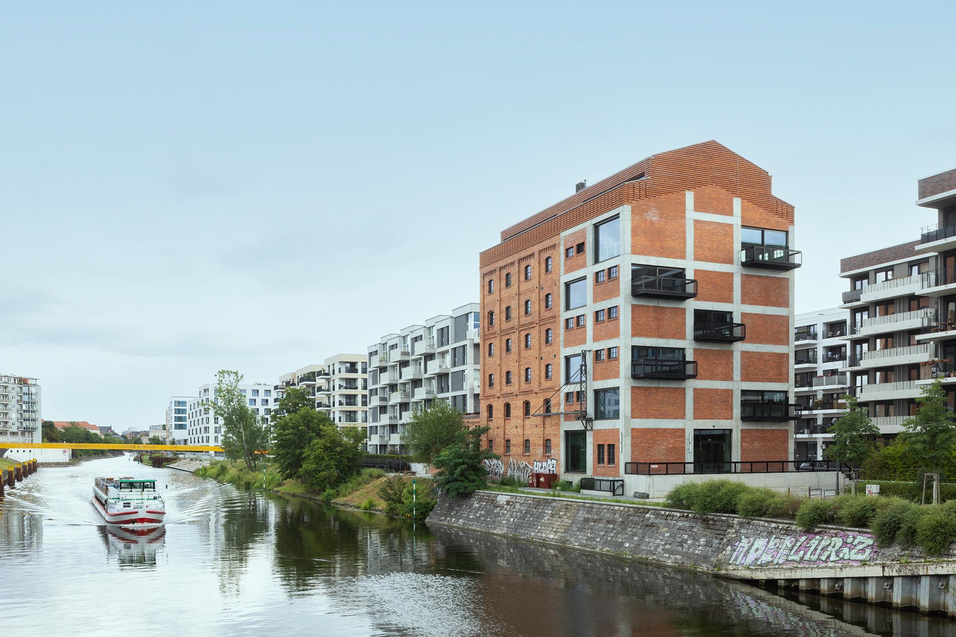 Im geladenen Wettbewerb überzeugten AFF Architekten mit der Idee, mithilfe einer Aufstockung die historische Firsthöhe und Laternenform des Daches wieder herzustellen.