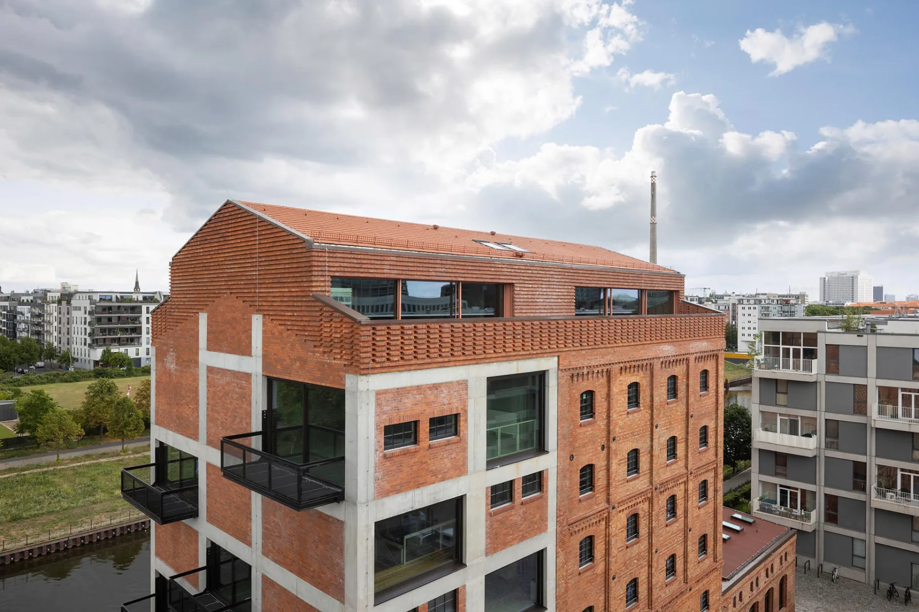 Vier große cero Schiebefenster, zwei auf jeder Gebäudelängsseite, öffnen das Dachgeschoss auf insgesamt 110 m², wodurch die Räumlichkeiten von zwei Seiten lichtdurchflutet sind.