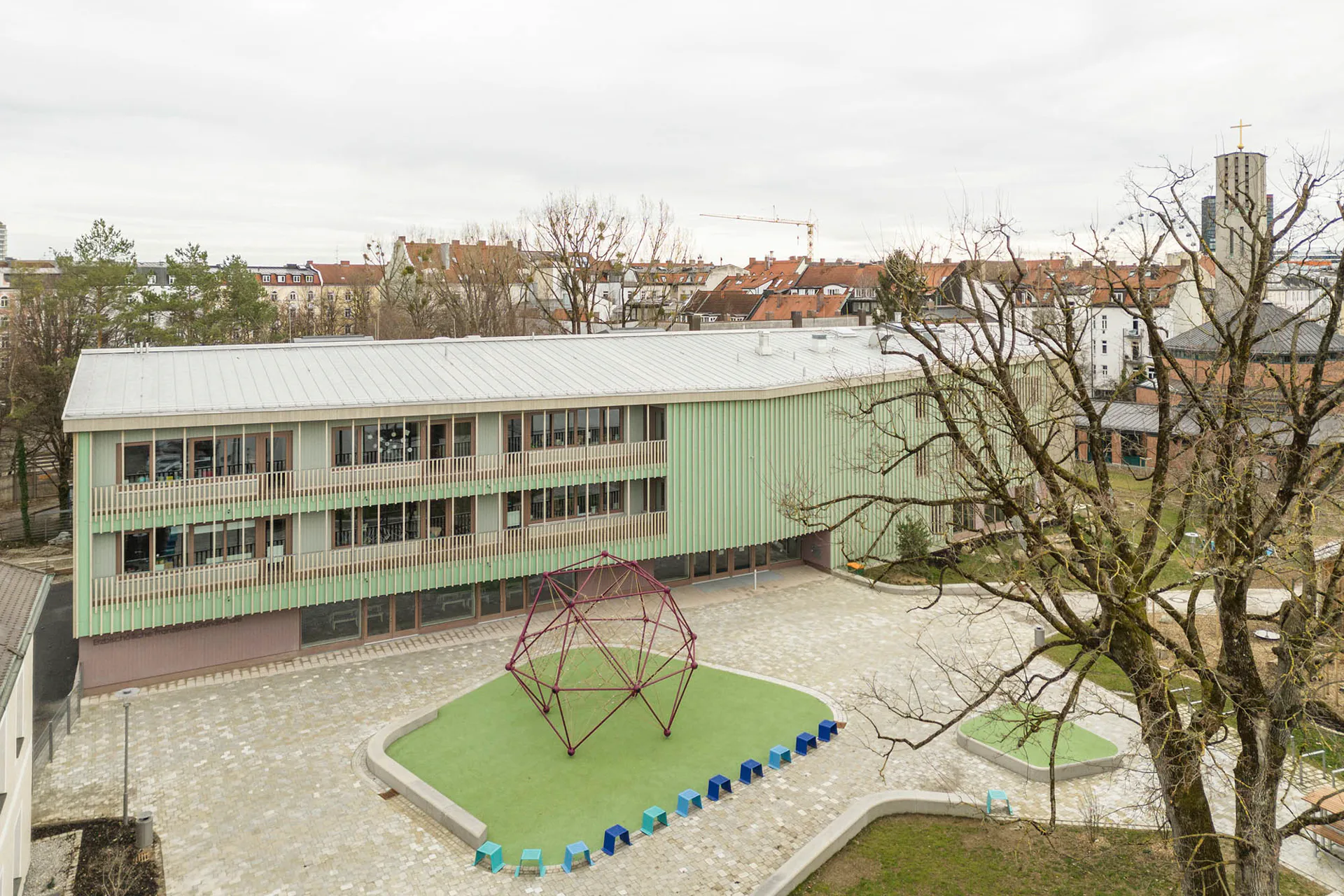 Schulhof und Eingang der Grundschule im Münchner Stadtteil Haidhausen