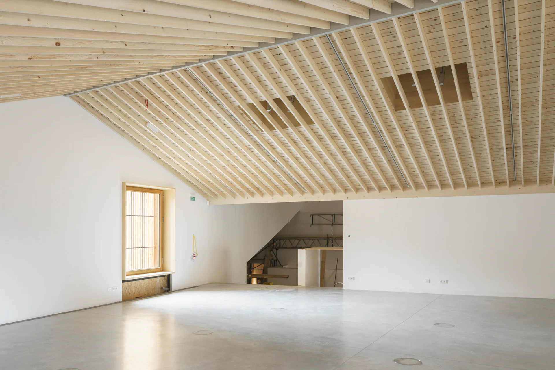 Die Ausstellungsräume finden sich im Obergeschoss unter den Giebeldächern.