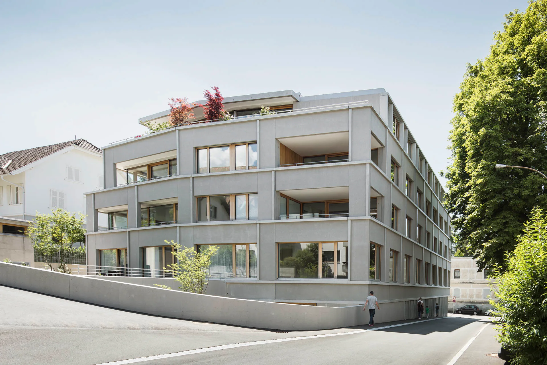 Zur Straße hin ist der Bau als Riegel gestaltet.