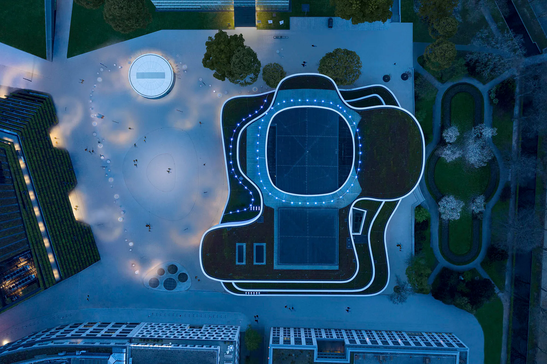 Zusammen mit Studio Grüngrau gestalteten Ingenhoven Associates den anliegenden Gustaf-Gründgens-Platz.