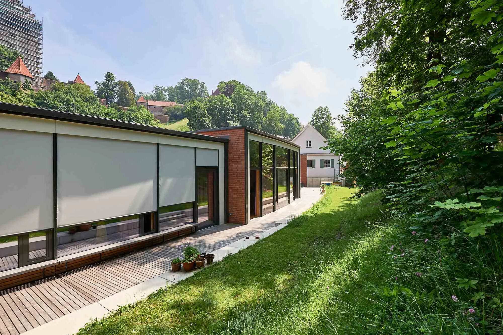 Große Glasflächen öffnen den Neubau zum Garten hin.