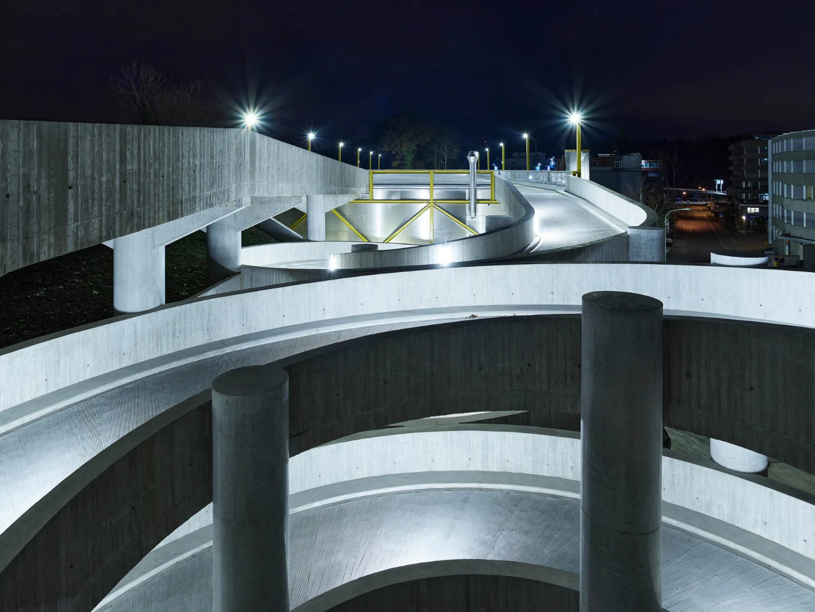 Beleuchtete spiralförmige Betonrampen