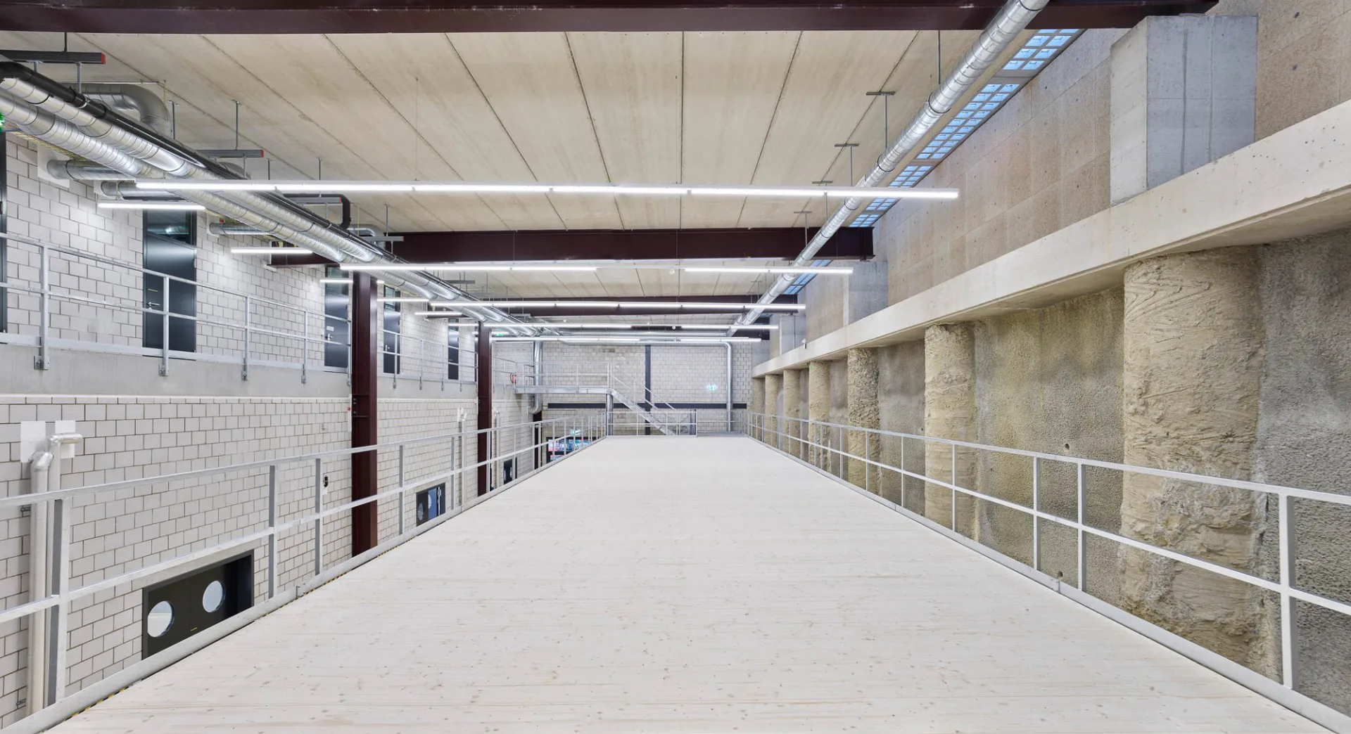 Über der Einstellhalle auf dem als Galerie ausgebildeten Zwischengeschoss sind die Büroräume untergebracht.