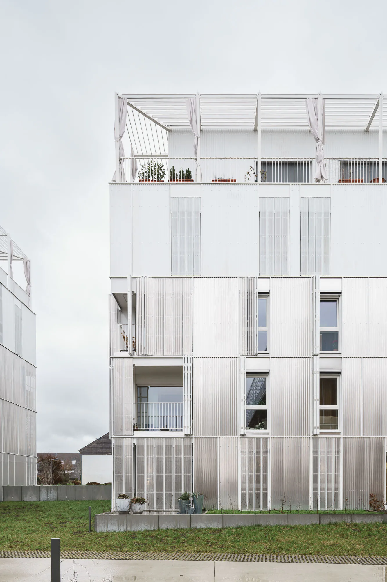 Zurückgesetztes Attikageschoss mit vorgelagerter Dachterrasse