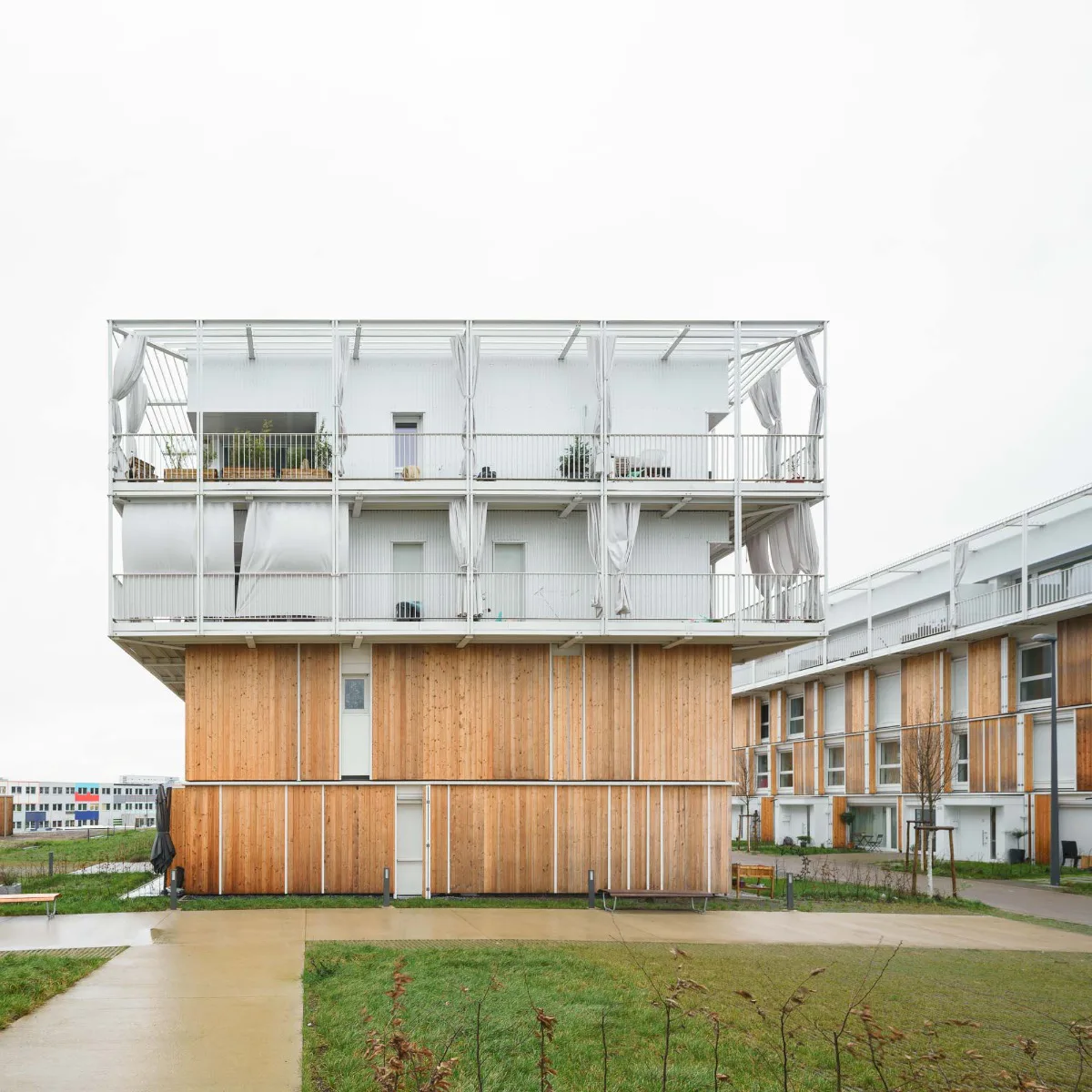 Die Gebäude im Inneren des Blocks weiten sich nach oben hin aus.
