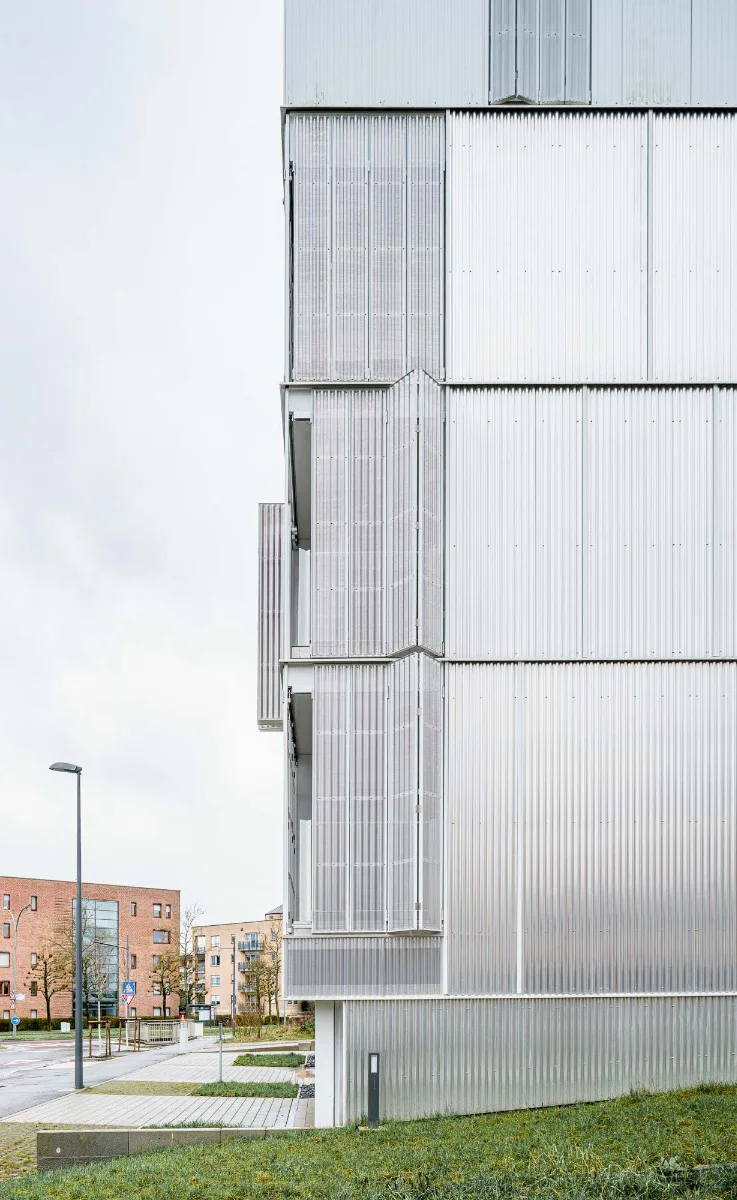 Detail der Stahlblechfassade