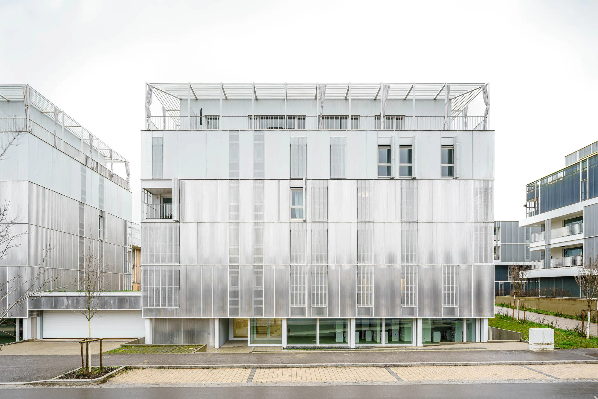 Die Fenster und die Loggien vor den Wohnräumen lassen sich mit perforierten Faltläden verschließen.