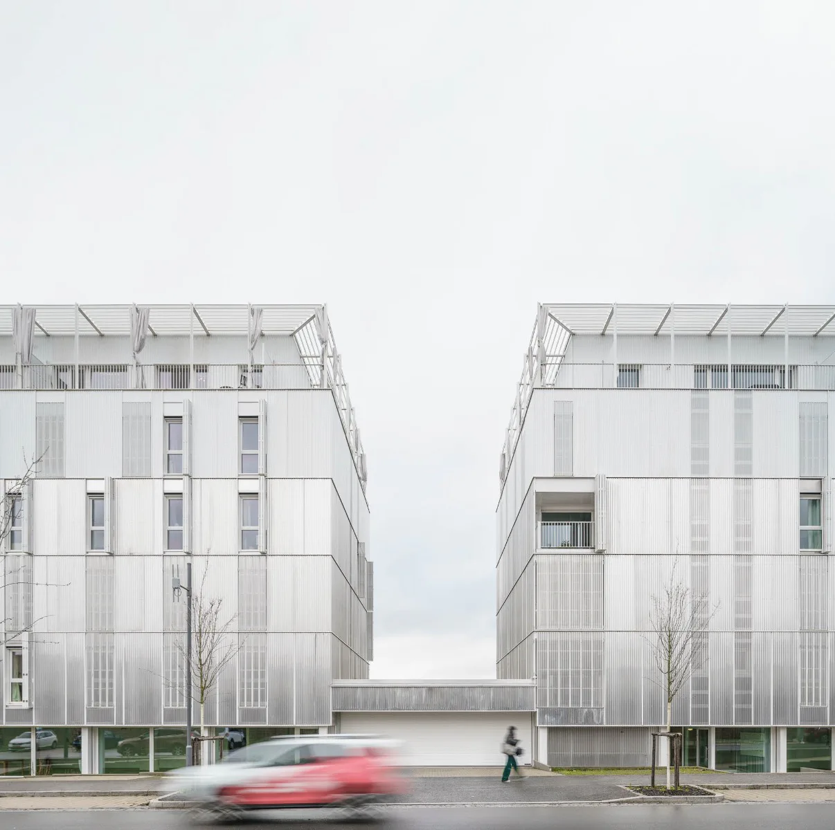 Straßenseitige Gebäude der Wohnanlage