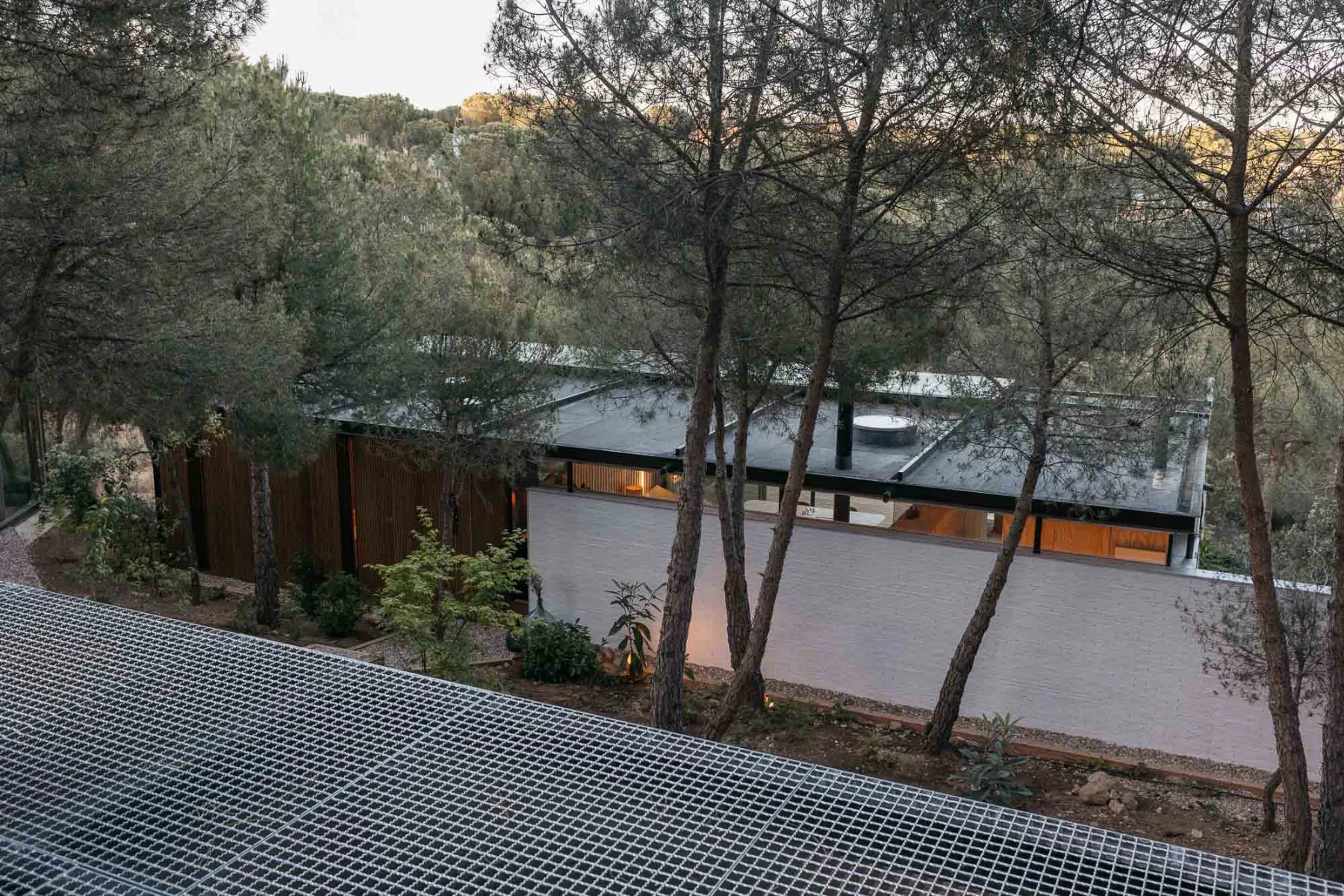 Für das Einfamilienhaus wählten die Architekten eine teils vorgefertigte Konstruktion aus Stahlmodulen, die weit über den Hang hinauskragen.