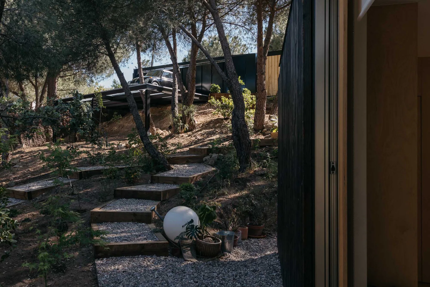 Den Garten des Hauses bildet der weitgehend unangetastete Kiefern- und Eichenwald.