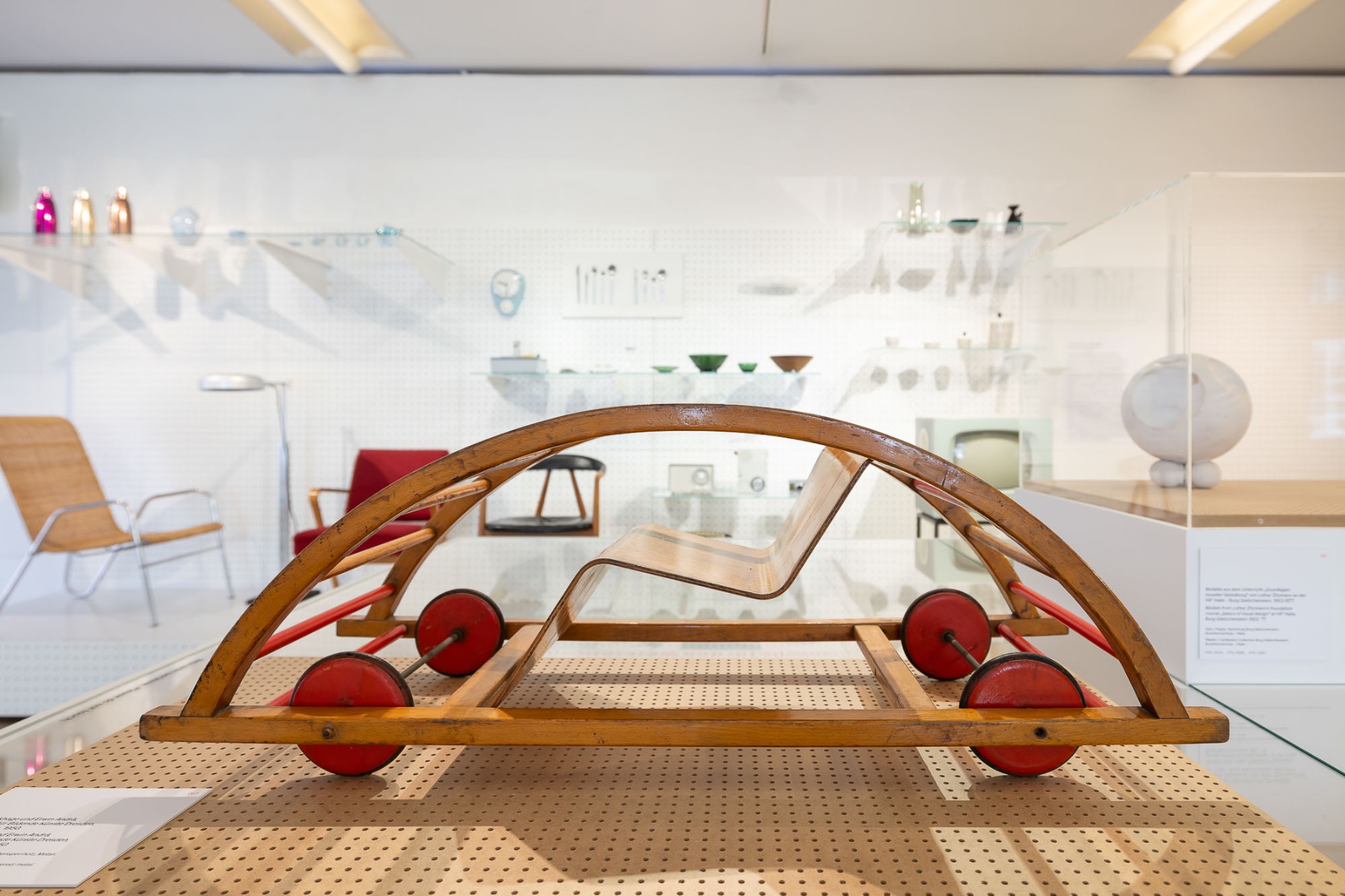Schaukelwagen von Hans Brockhage und Erwin Andrä, 1950, in der Sonderausstellung Deutsches Design 1949-1989 in Wien