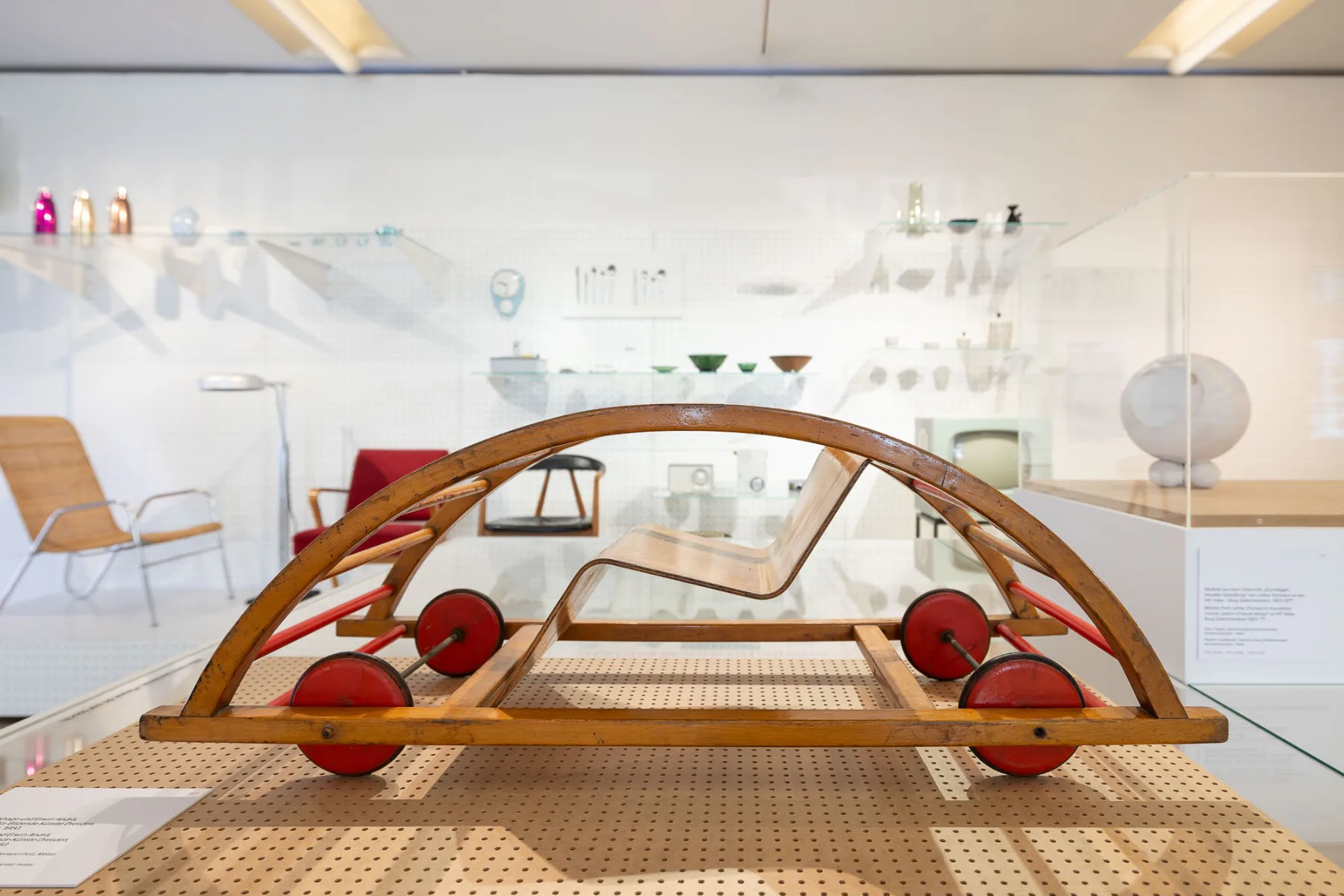 Schaukelwagen von Hans Brockhage und Erwin Andrä, 1950, in der Sonderausstellung Deutsches Design 1949-1989 in Wien