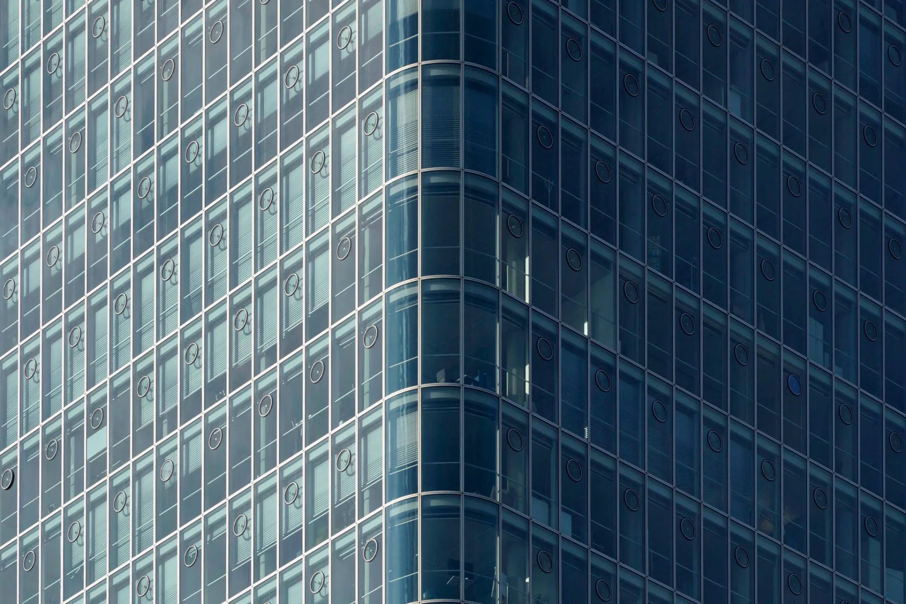 Wieviel Glas darf's denn sein – und mit welchem Sonnenschutz? Diese Frage stellt sich nicht nur bei Bürohäusern wie hier dem O2 Tower in München von Ingenhoven Architects.