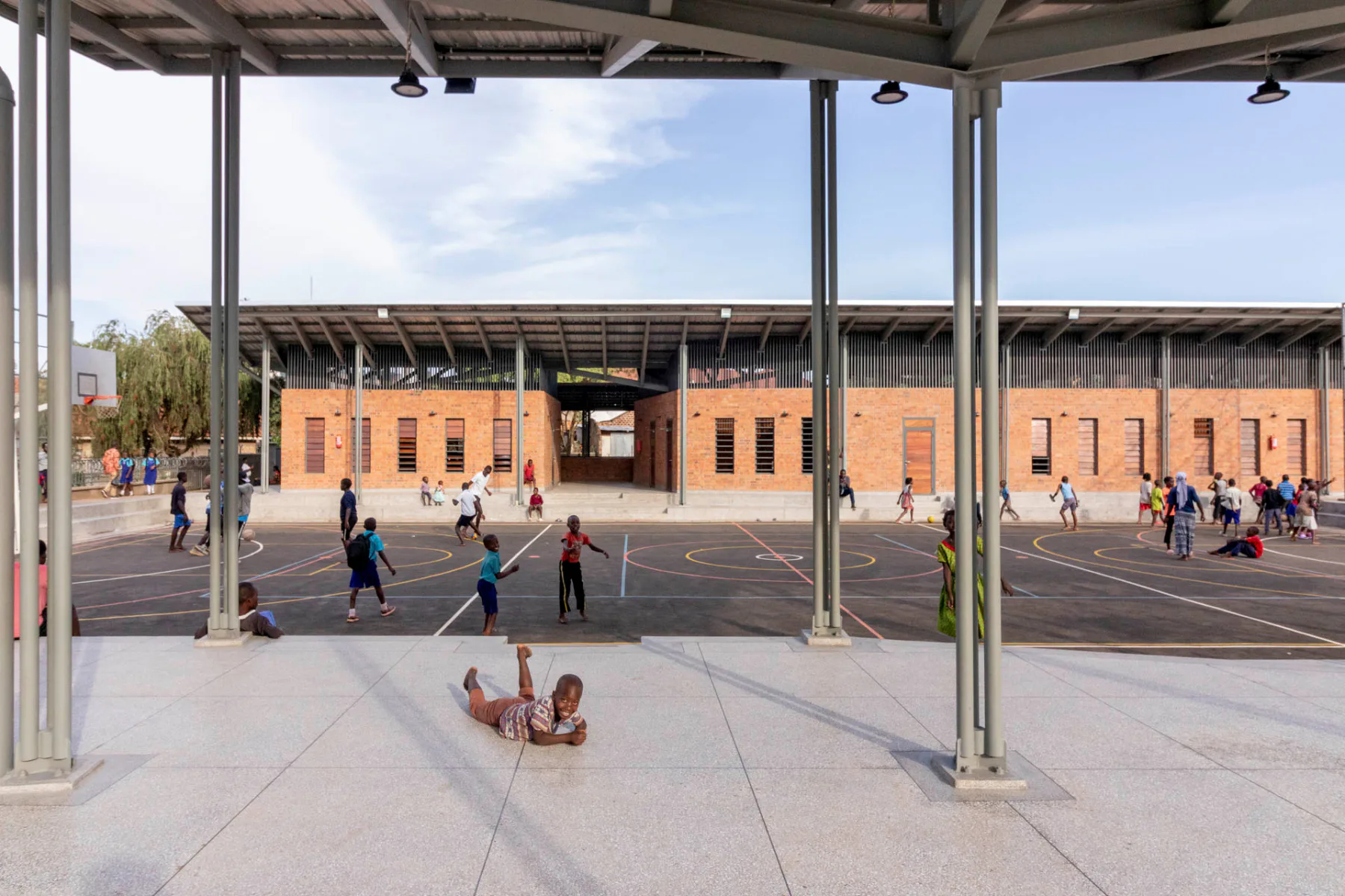 Blick auf den zentralen Sportplatz und das Mehrzweckgebäude des neuen Gemeinschaftszentrums in Kamwokya.
