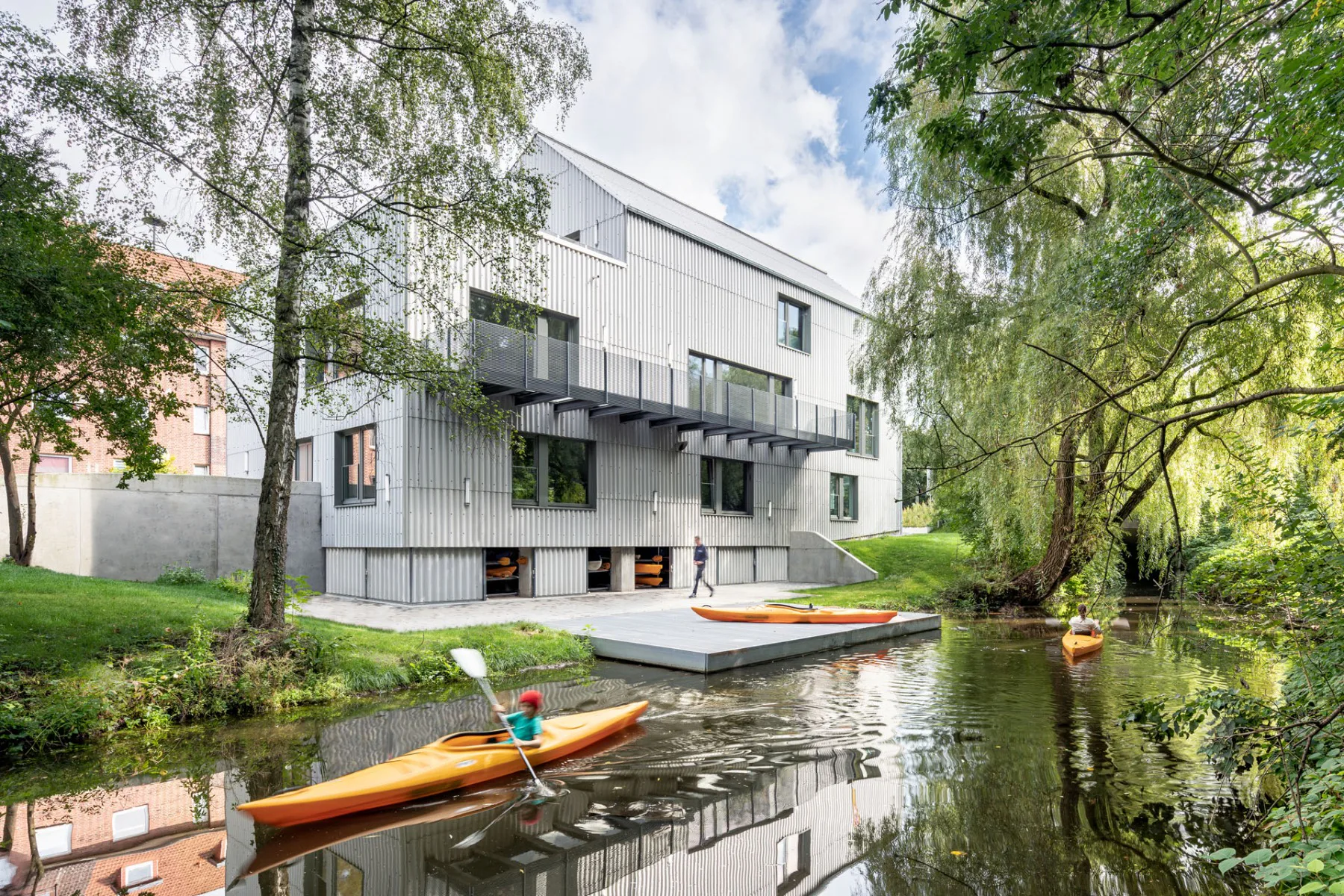Vier Geschosse hoch ragt der Neubau am Kanalufer im Osten von Hamburg auf. Einen eigenen Bootssteg gibt es inklusive.