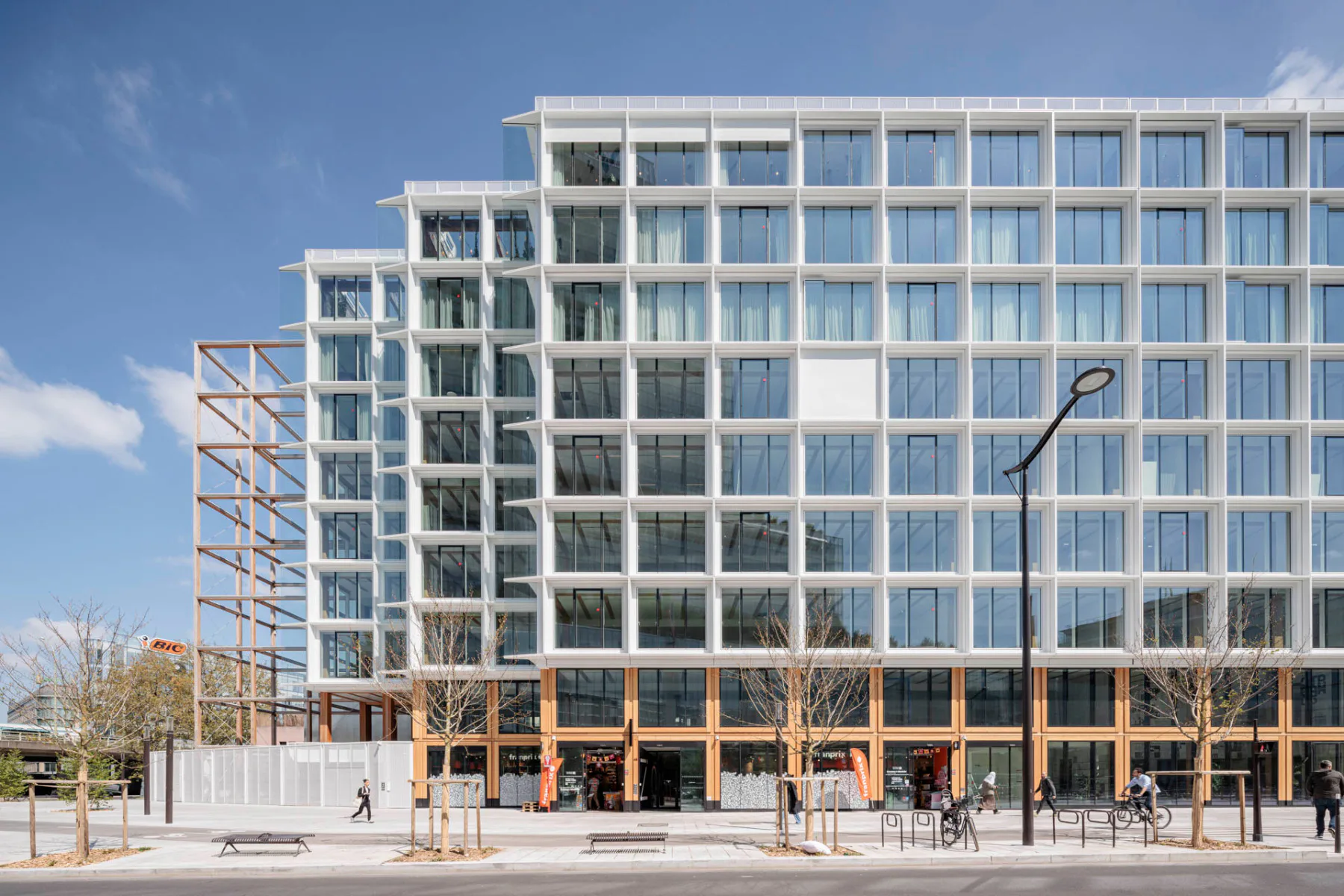 Die Nutzungsvielfalt aus Büros, Hotel, Supermärkten und Restaurants lässt sich hinter der scharf profilierten Metallfassade nur erahnen.