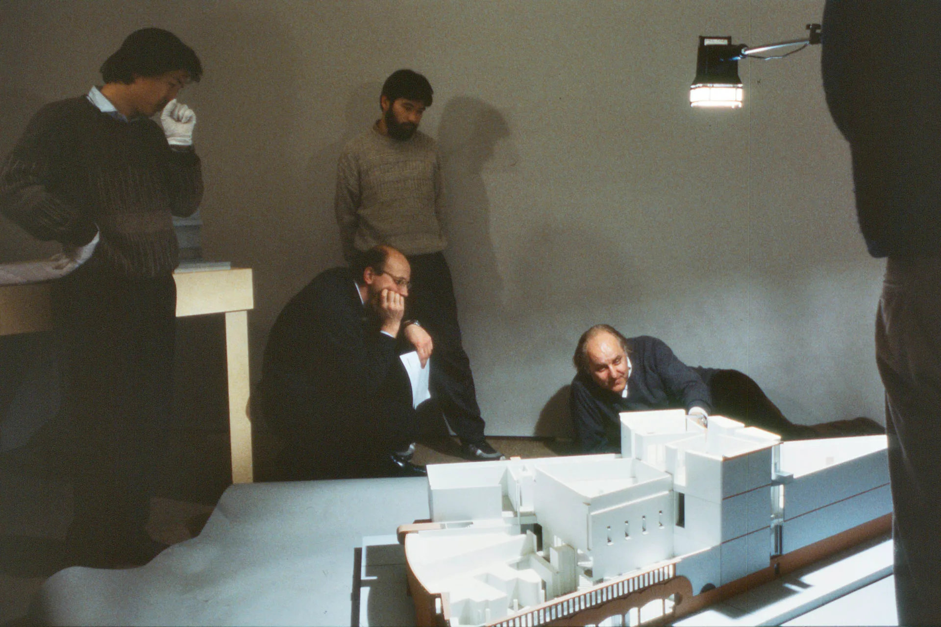 Hans Hollein und Kollegen fotografieren das Wettbewerbsmodell des Museums für Moderne Kunst, Frankfurt am Main, 1982