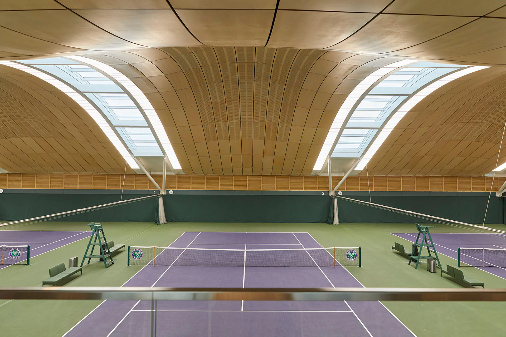Der Dunlop Maxply-Schläger inspirierte die Architekten zu der doppelt gekrümmten Dachform aus Holz.