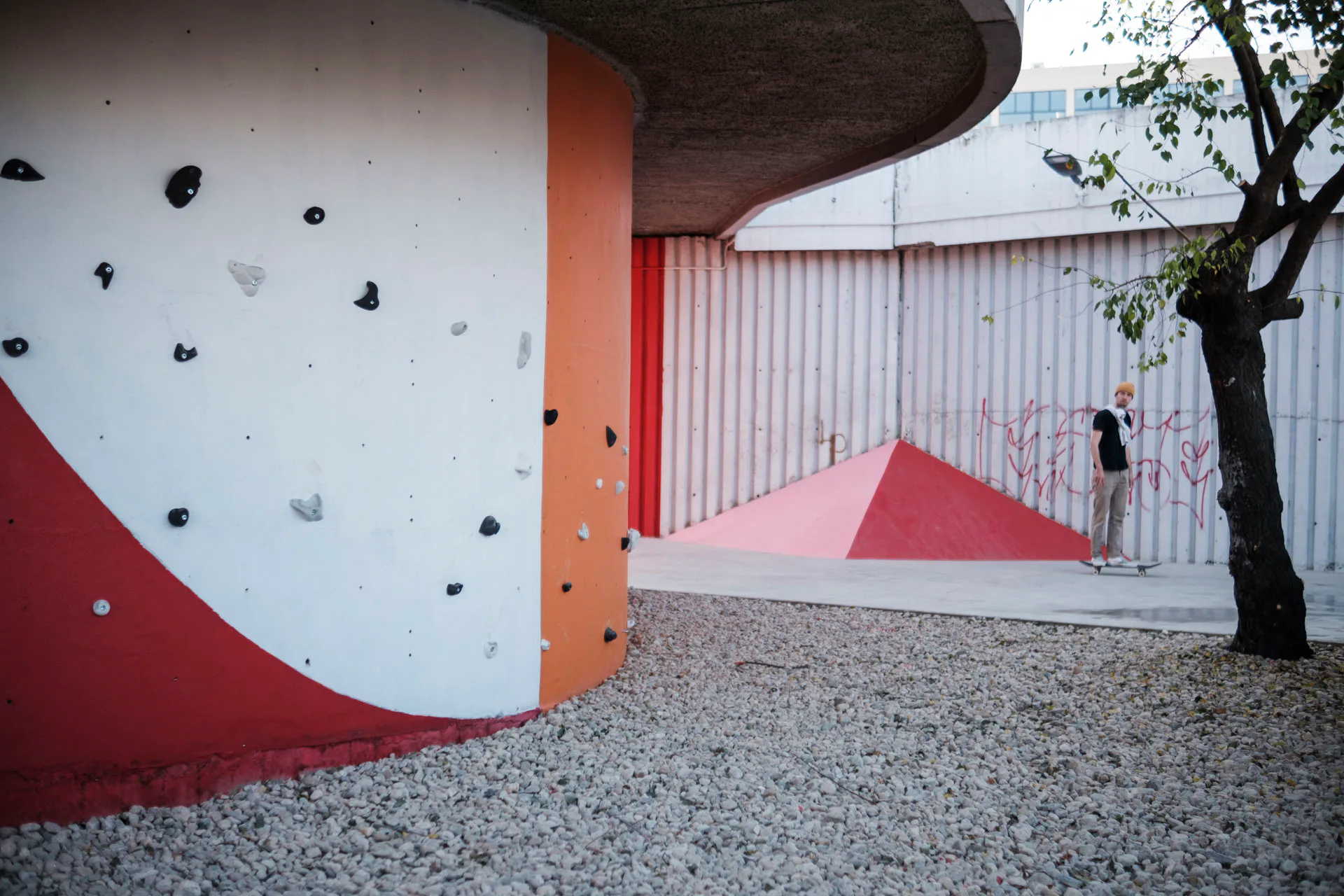Der bunter Außenraum mit Boulderwand