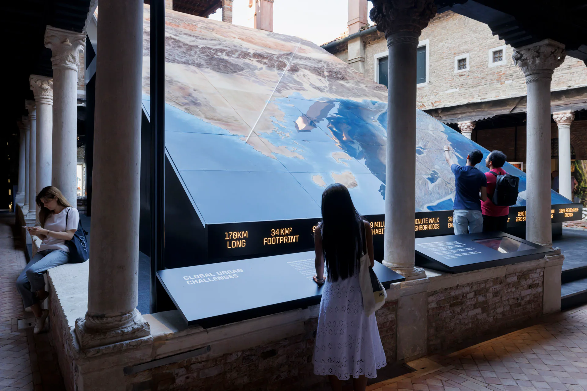 Im Innenhof der historischen Abbazia di San Gregorio erstreckt sich ein Modell der Linienstadt. Iwan Baan