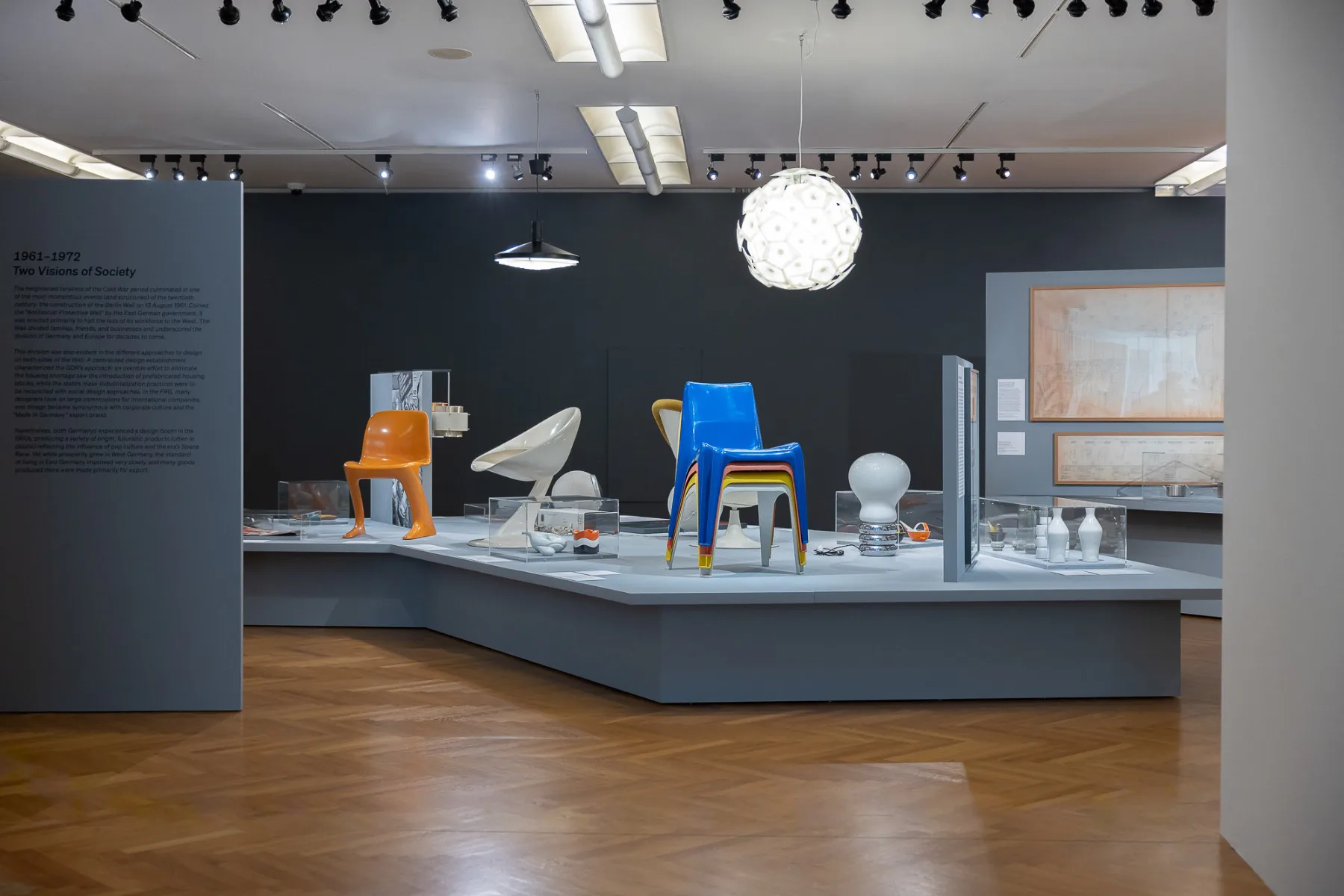 Blick in einen Ausstellungssaal im Möbelmuseum Wien