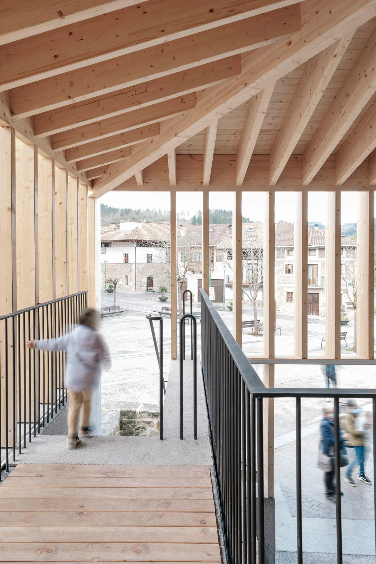 Durch sie fällt der Blick aus dem Pavillon über den Marktplatz.