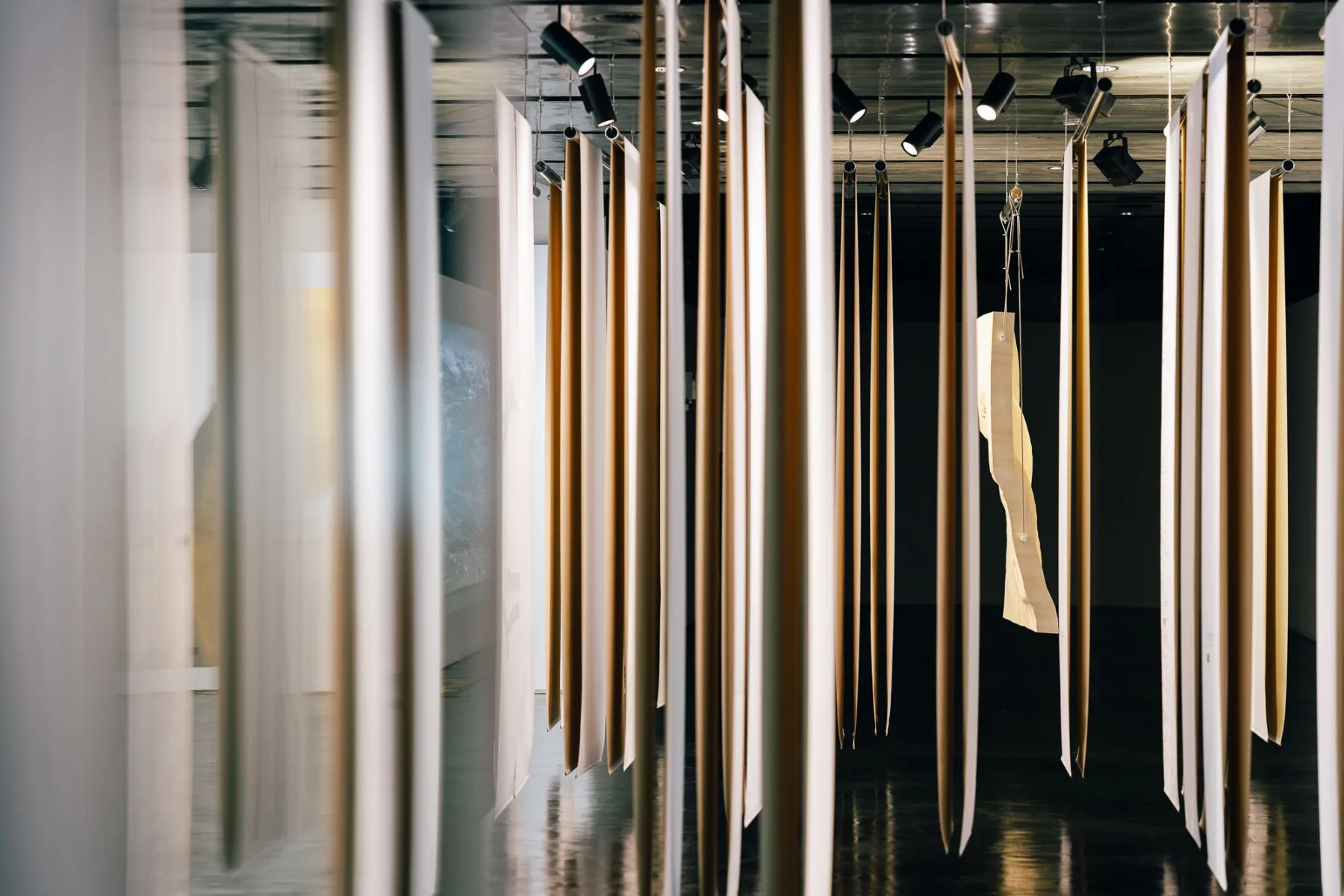 Von der Decke hängende Textilien und Landschaftsmodelle bieten ein besonderes Ausstellungserlebnis.