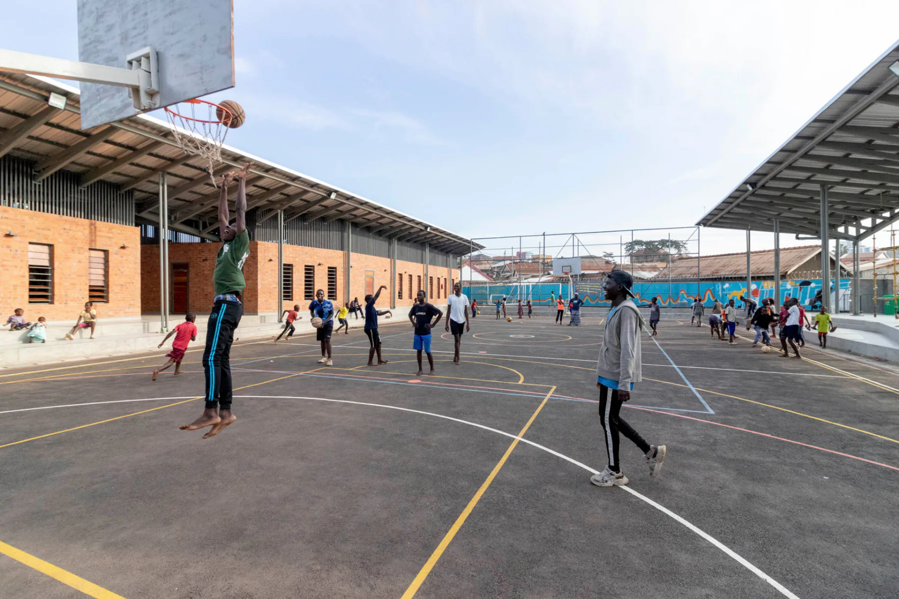 Auf dem zentralen Sportplatz finden Trainings und Wettkämpfe statt.