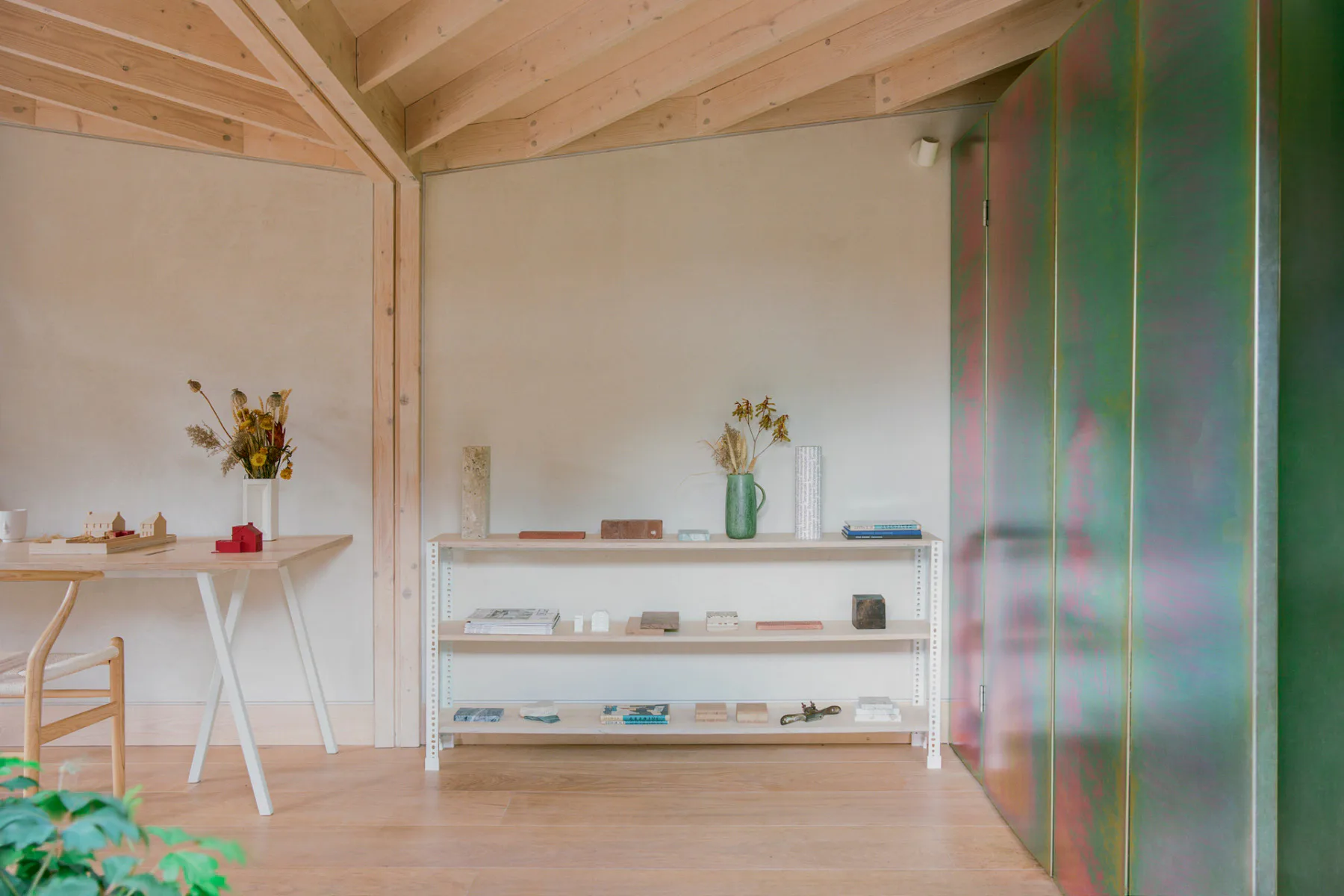 Materialien im Innenraum: Lehm, Holz, Stahl.