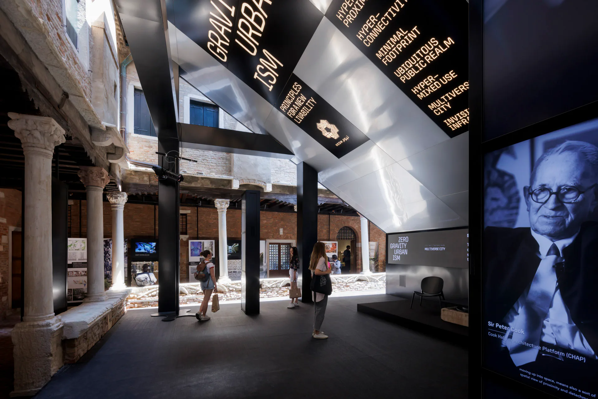 Die Ausstellung wurde mit Diskussionspanels mitwirkender Stararchitekten begleitet. Iwan Baan