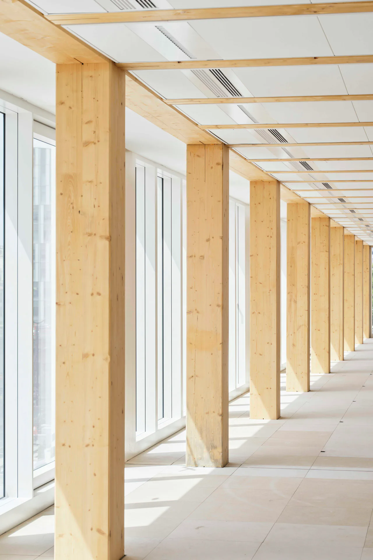 In vielen Bereichen gelang es den Architekten, die Stützen und Träger aus Holz offen zu zeigen.