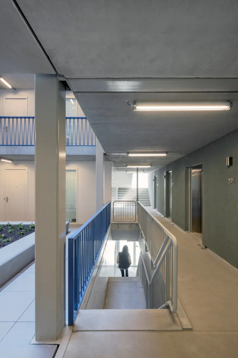 Laubengang und Atrium