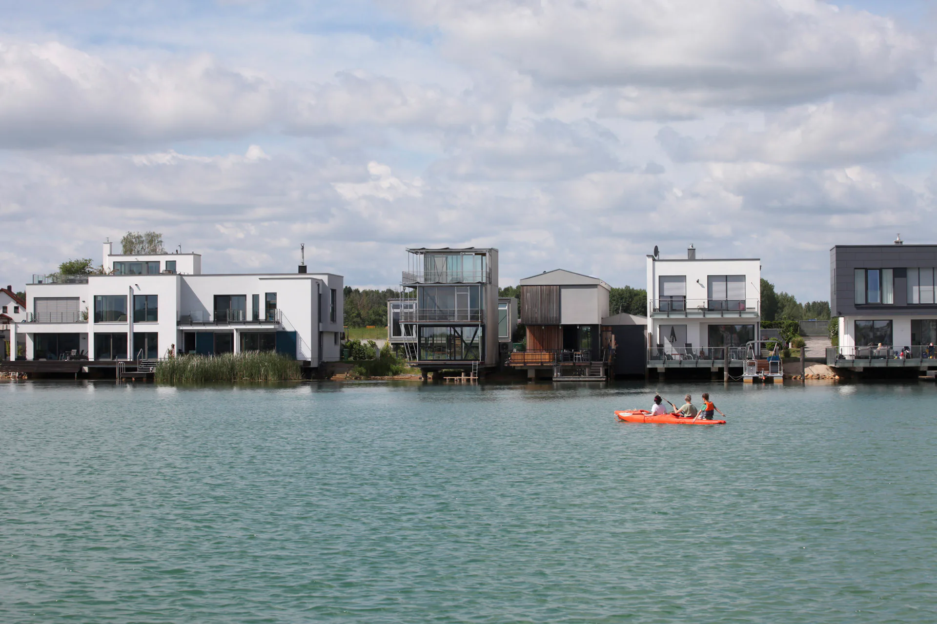 Das zweiteilige Haus Fügener liegt an und in einem Braunkohlesee bei Leipzig.