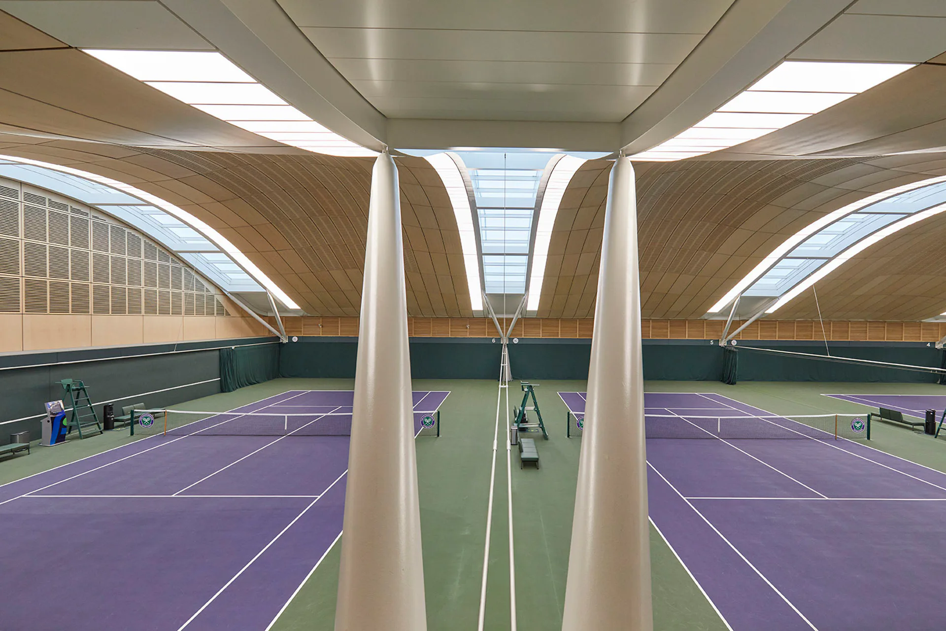 Große Oberlichter und ein LED-Beleuchtungssystem sorgen für eine optimale Belichtung der Tennisplätze.